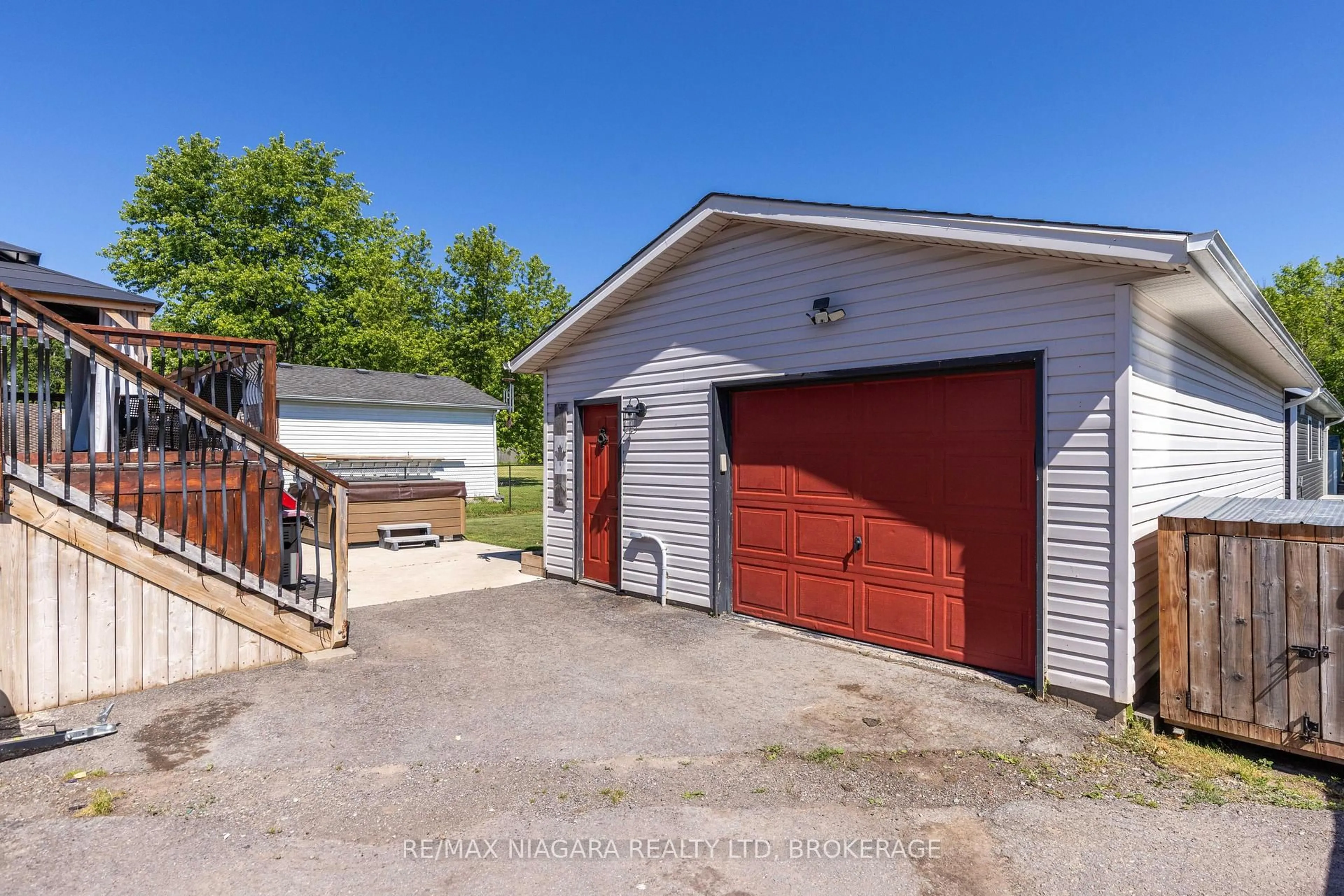 Indoor garage for 3482 Dominion Rd, Fort Erie Ontario L0S 1N0