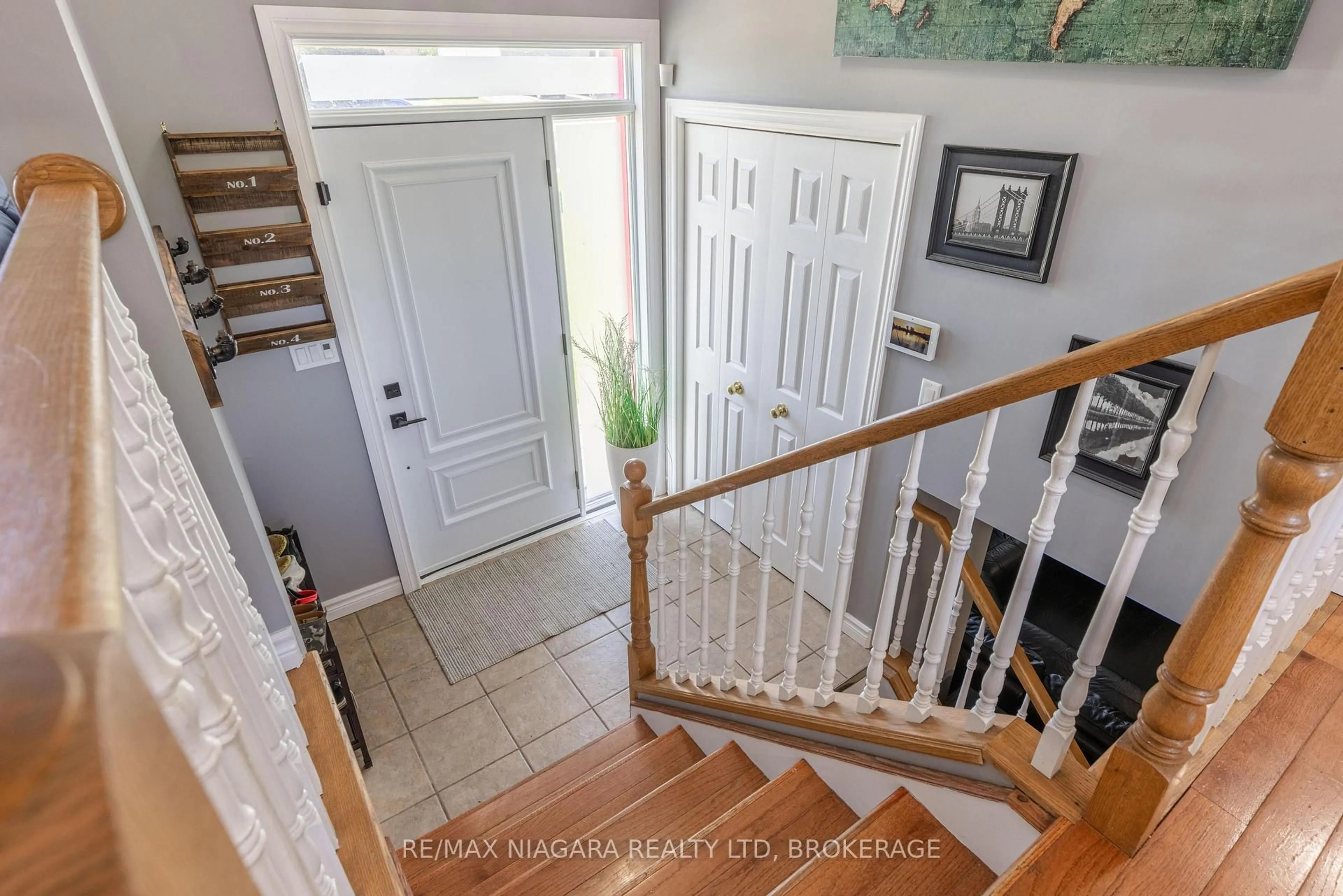 Indoor entryway for 3482 Dominion Rd, Fort Erie Ontario L0S 1N0