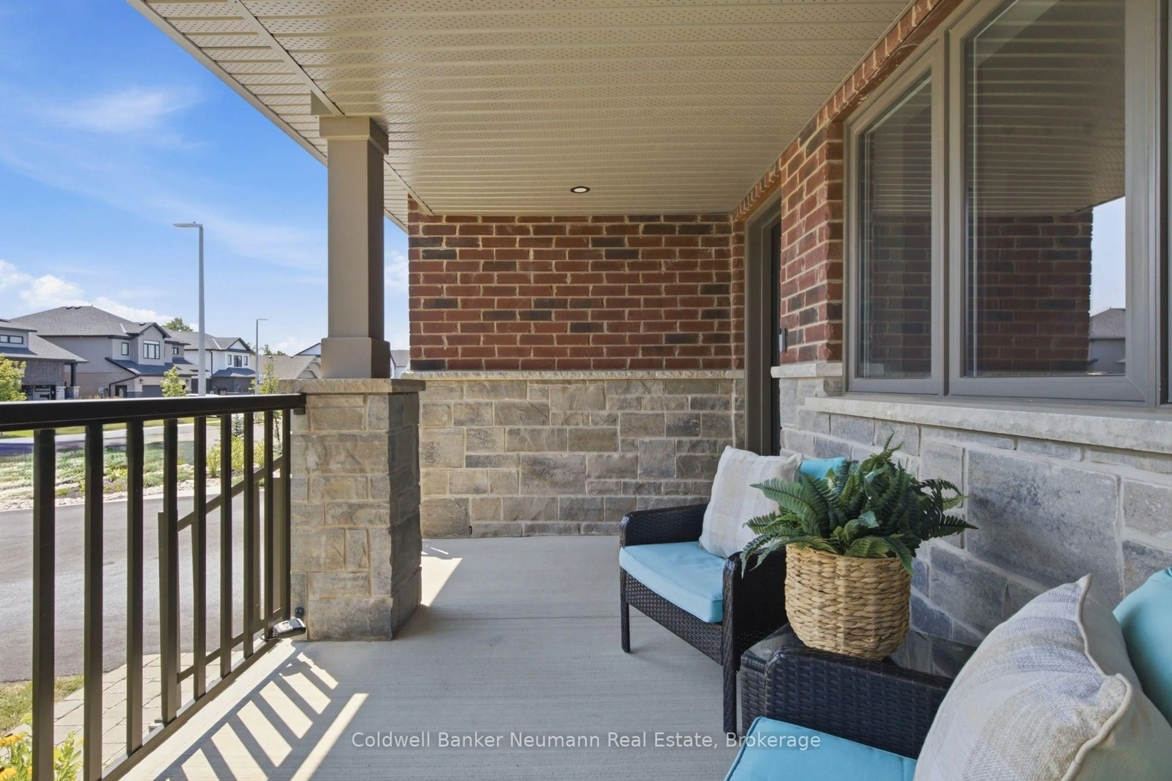 Patio, street for 72 Halls Dr, Centre Wellington Ontario N0B 1S0