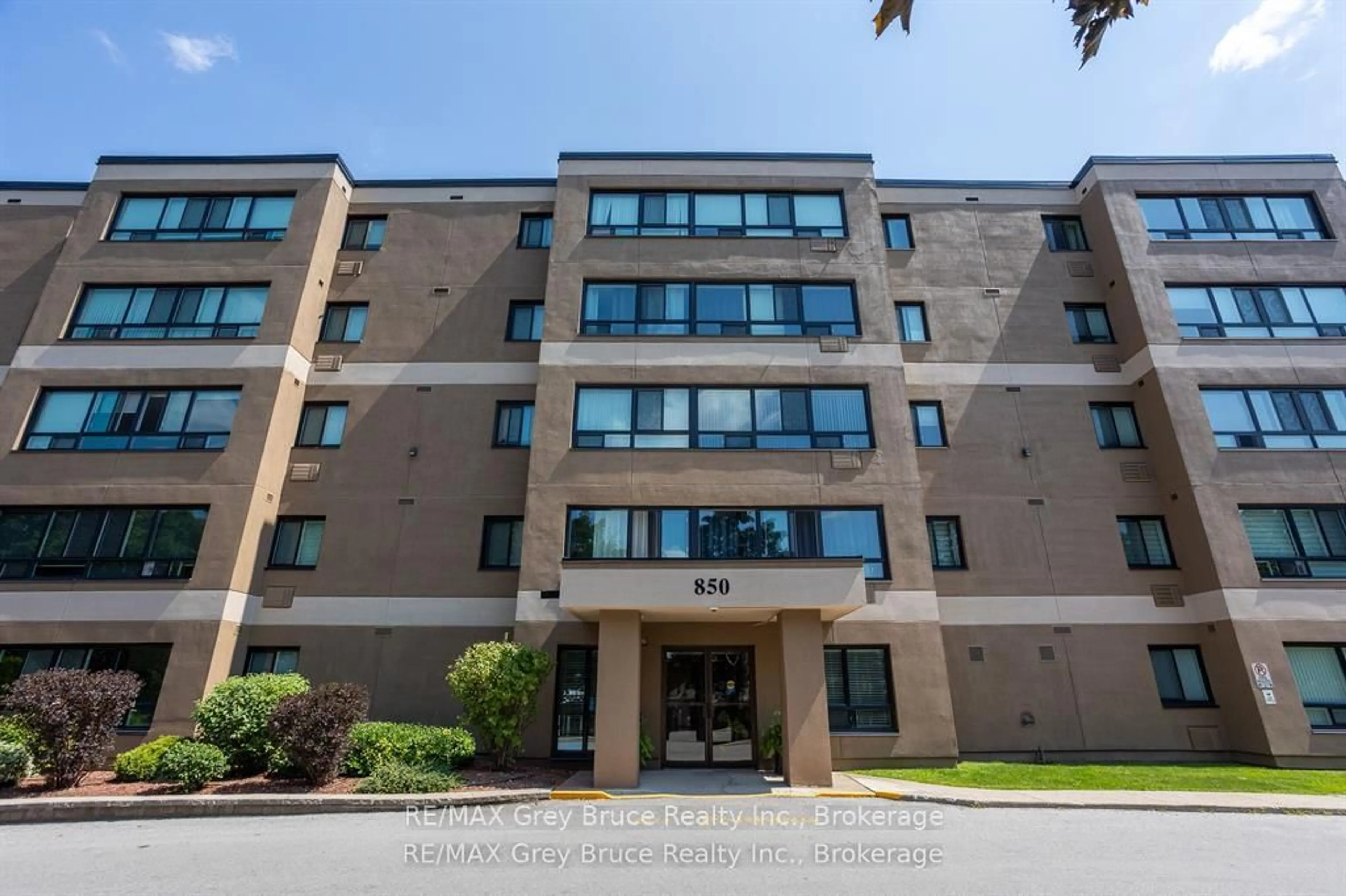 Indoor foyer for 850 6th St #502, Owen Sound Ontario N4K 6T7