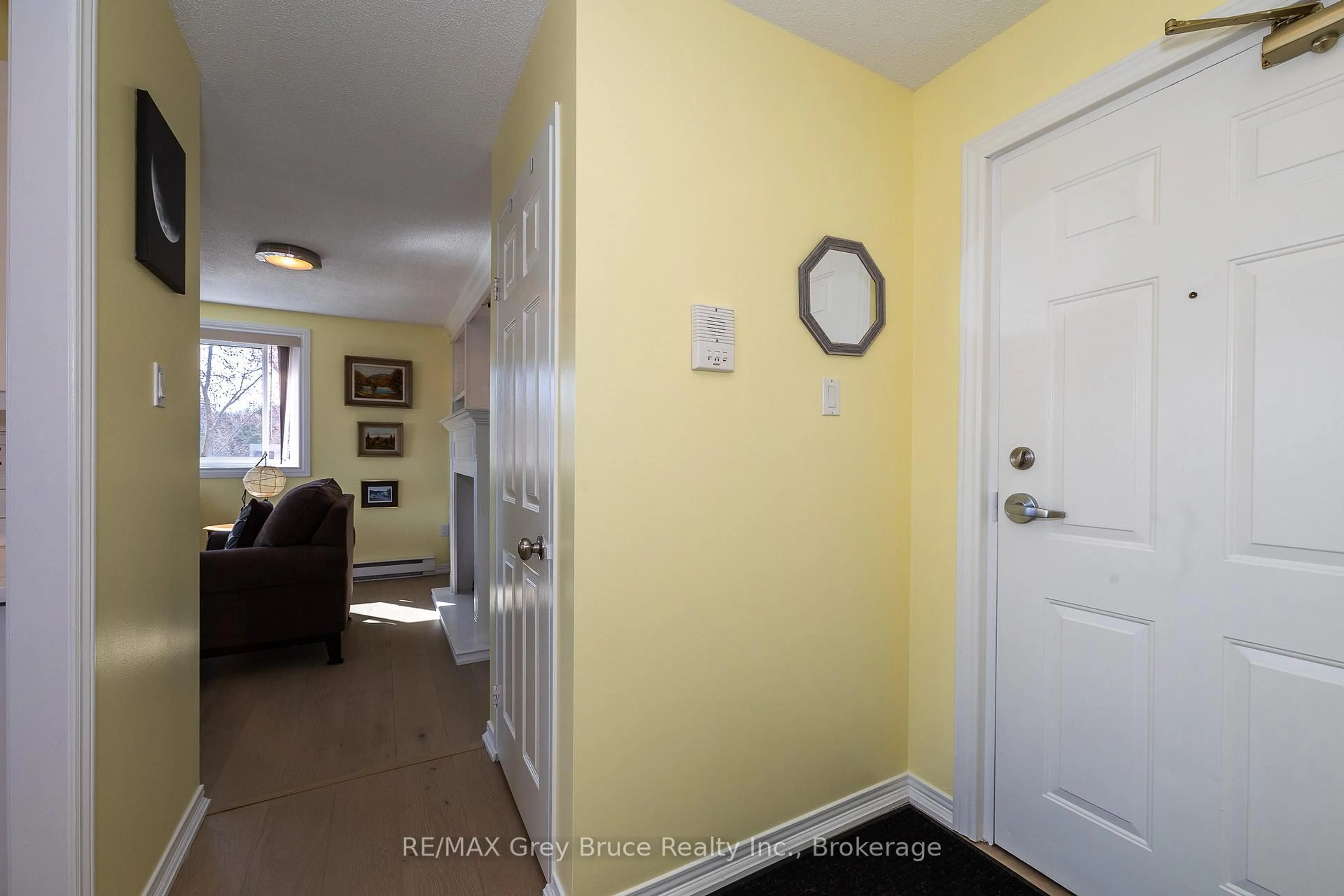 Indoor entryway for 850 6th St #502, Owen Sound Ontario N4K 6T7