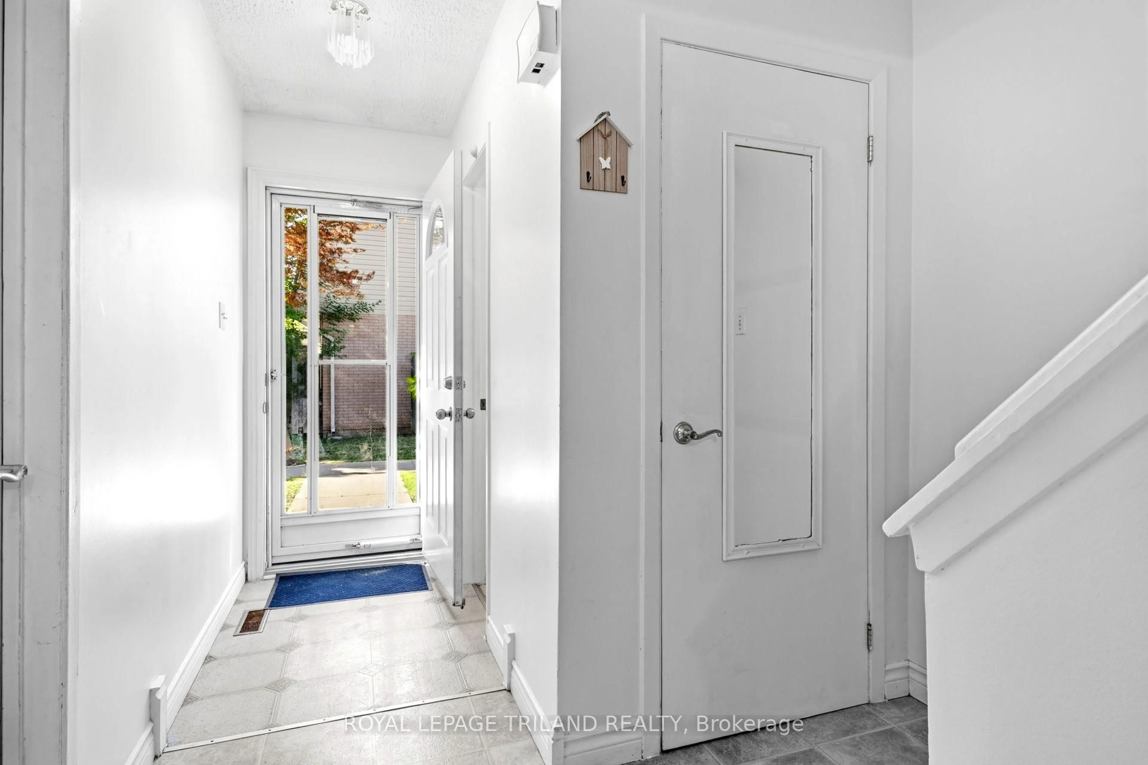 Indoor entryway for 775 Osgoode Dr #30, London South Ontario N6E 1C2