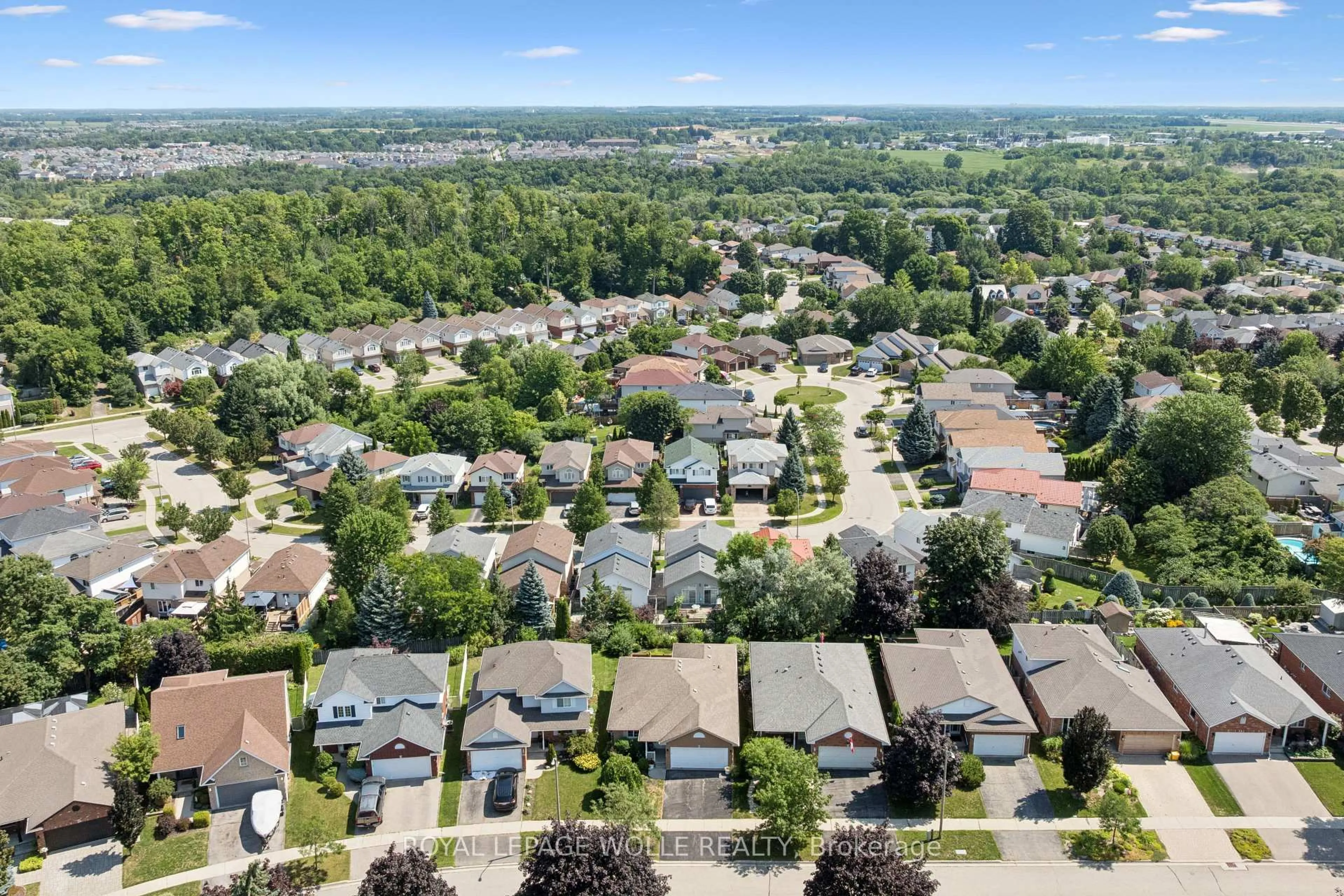 A pic from outside/outdoor area/front of a property/back of a property/a pic from drone, unknown for 187 WESTCHESTER Dr, Waterloo Ontario N2B 3M8