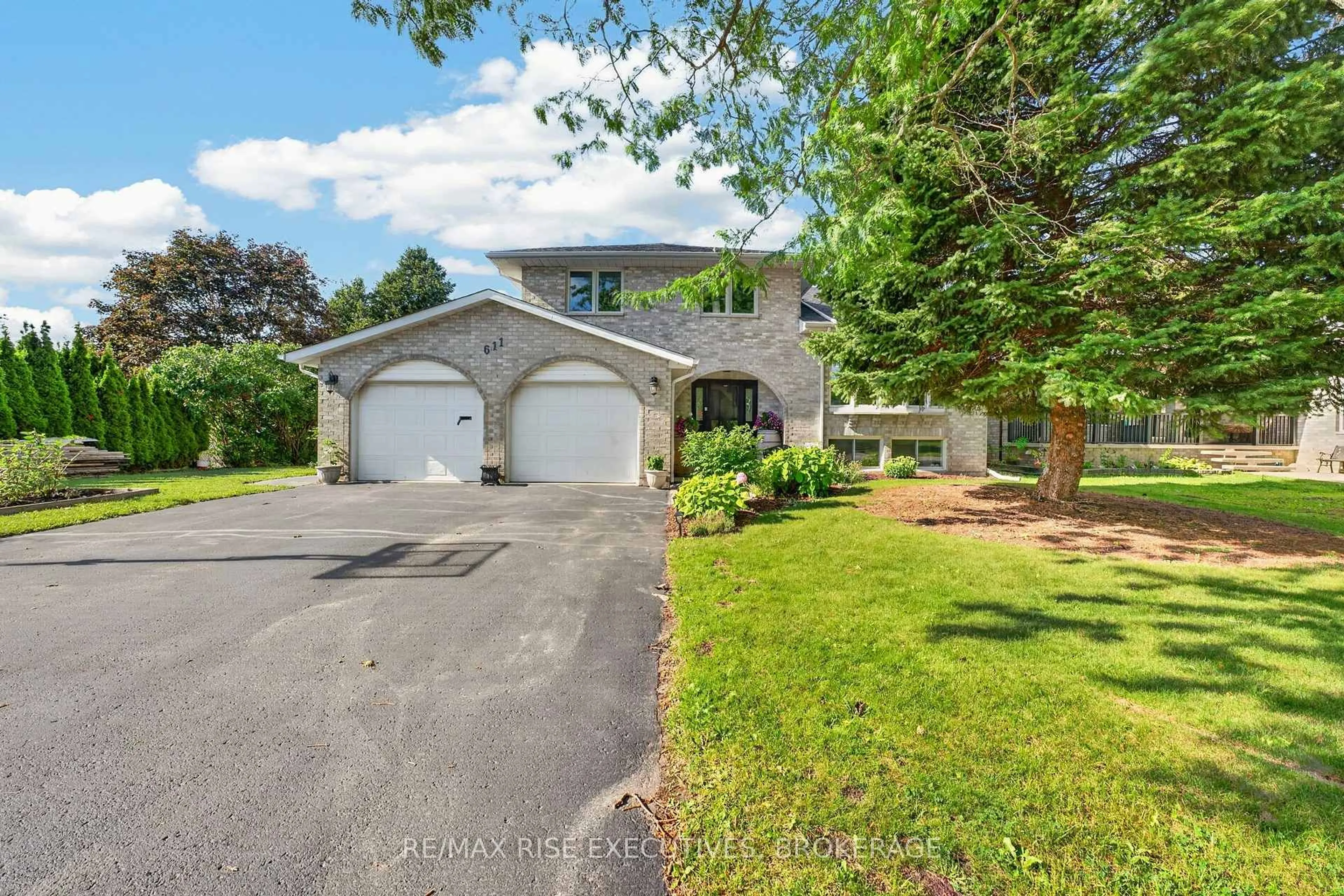 A pic from outside/outdoor area/front of a property/back of a property/a pic from drone, street for 611 Rivermeade Ave, Kingston Ontario K7M 7Z5