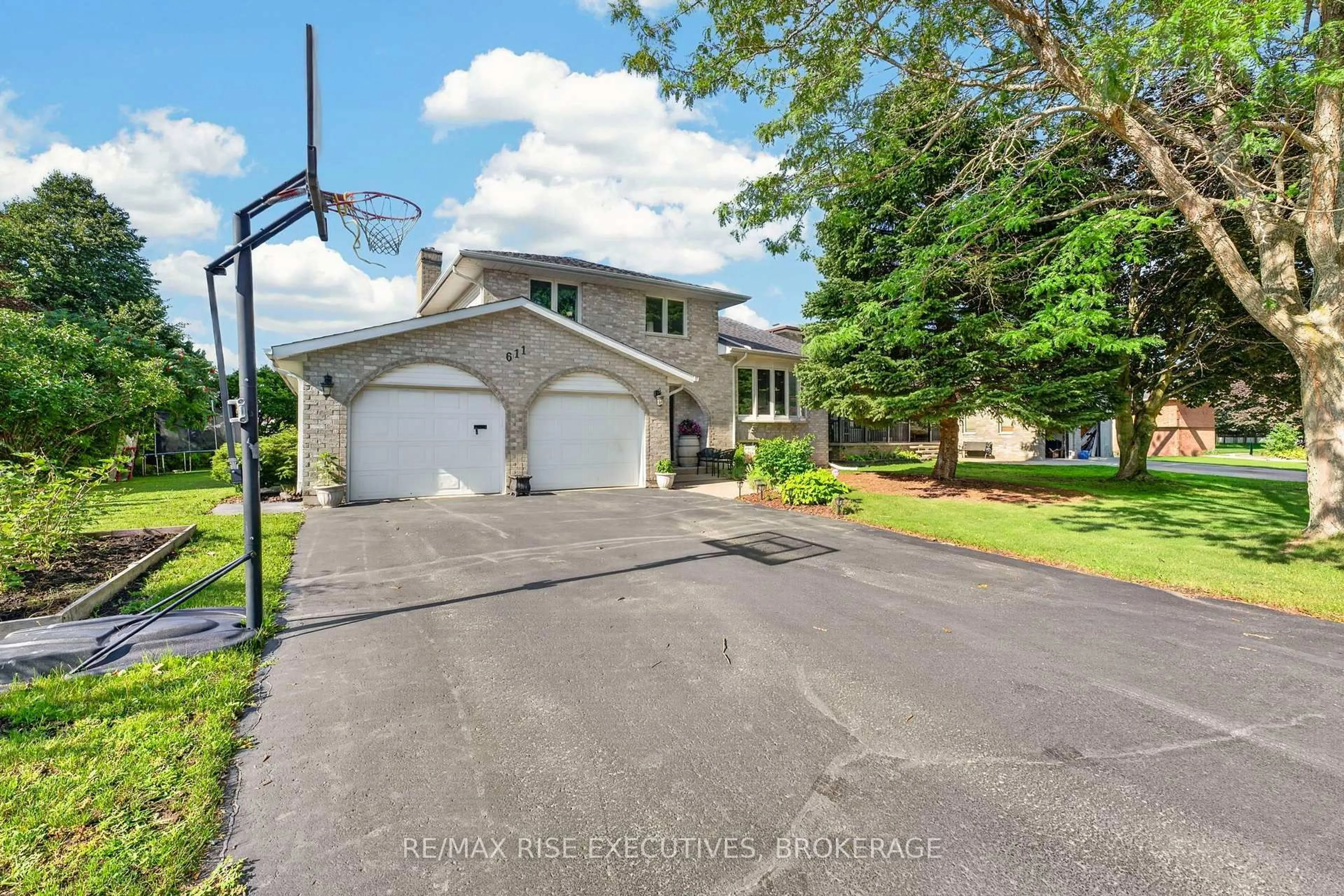 A pic from outside/outdoor area/front of a property/back of a property/a pic from drone, street for 611 Rivermeade Ave, Kingston Ontario K7M 7Z5