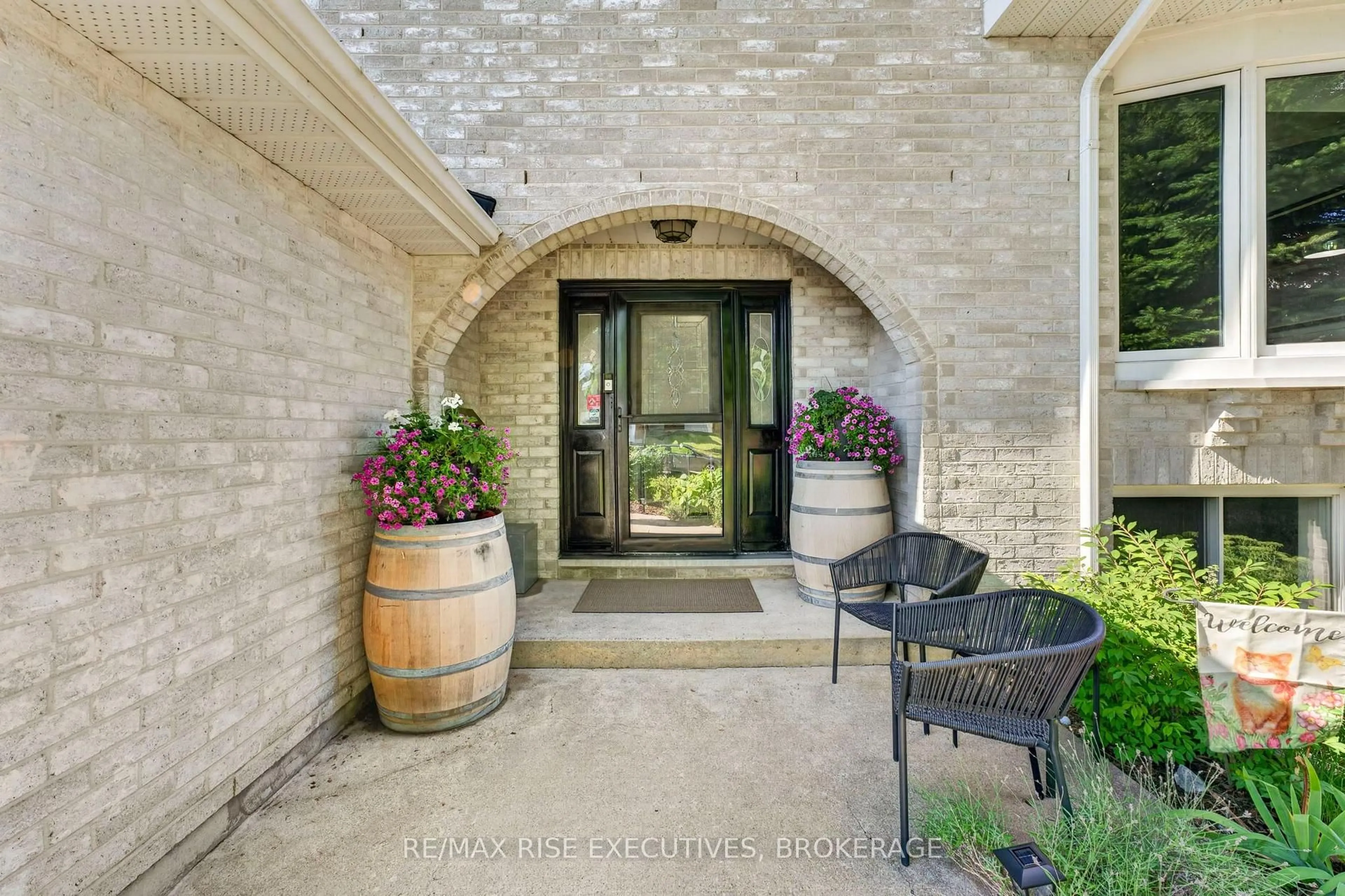 Indoor entryway for 611 Rivermeade Ave, Kingston Ontario K7M 7Z5
