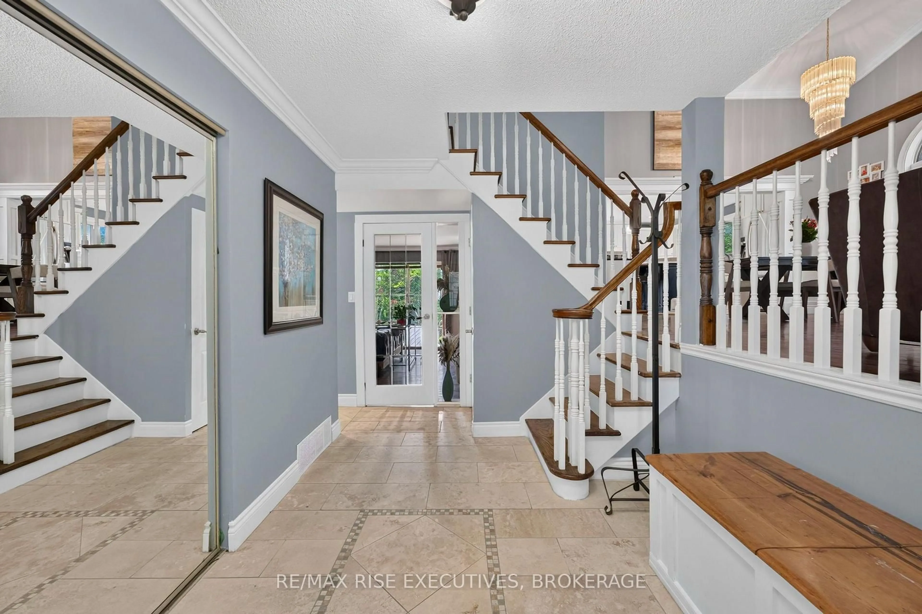 Indoor entryway for 611 Rivermeade Ave, Kingston Ontario K7M 7Z5
