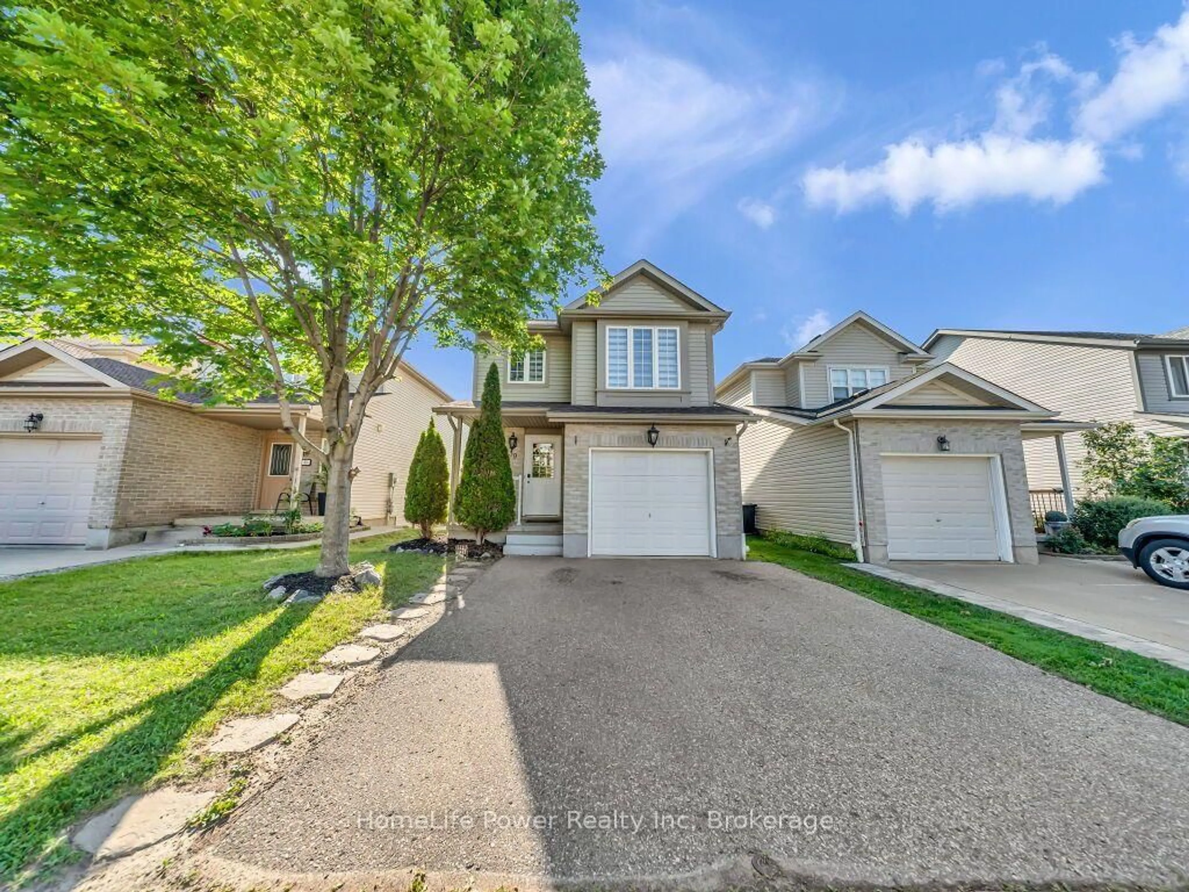 A pic from outside/outdoor area/front of a property/back of a property/a pic from drone, street for 39 Reistview St, Kitchener Ontario N2E 4H3