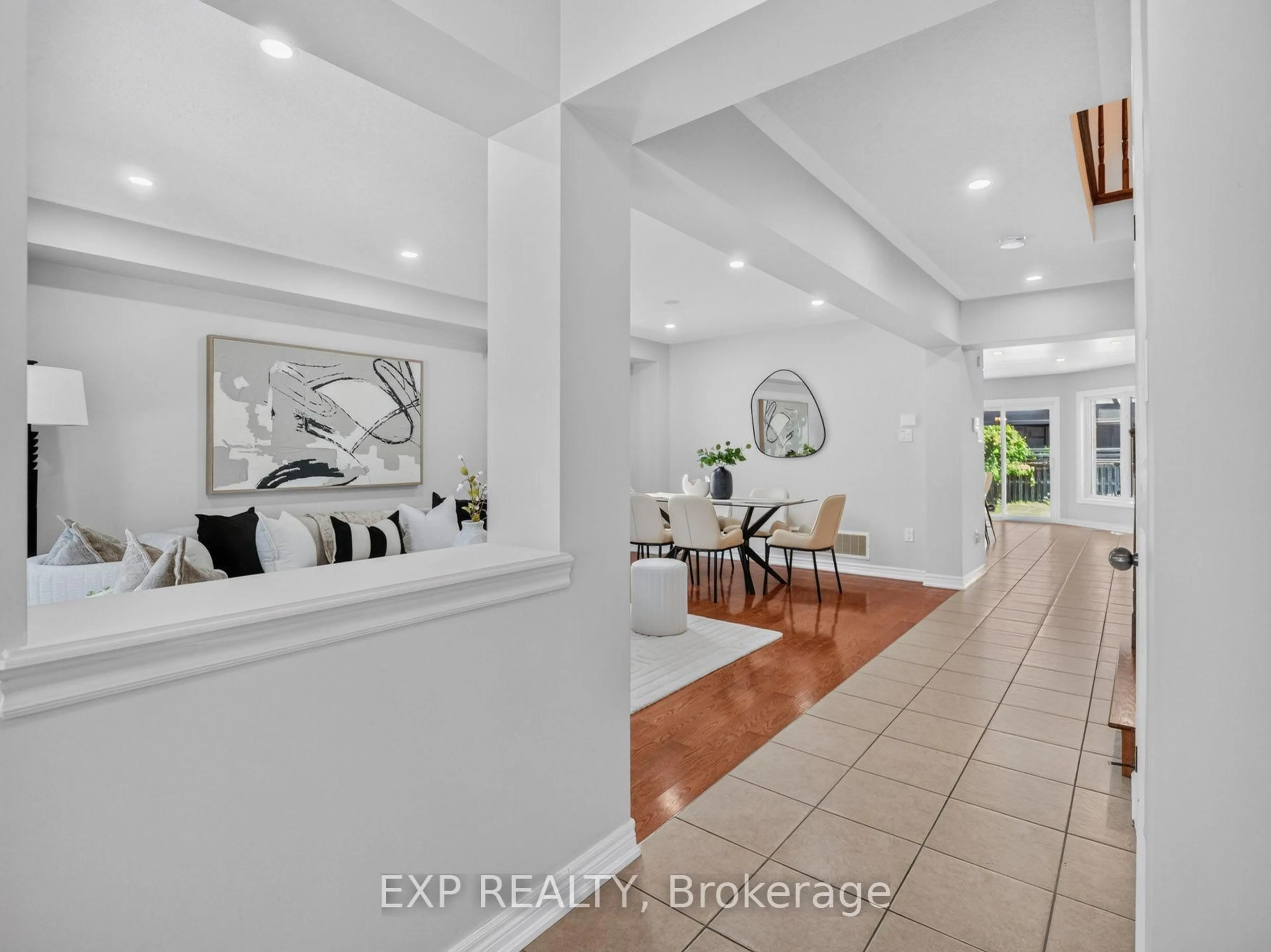 Indoor entryway for 6560 St. Michael Ave, Niagara Falls Ontario L2H 2Z4