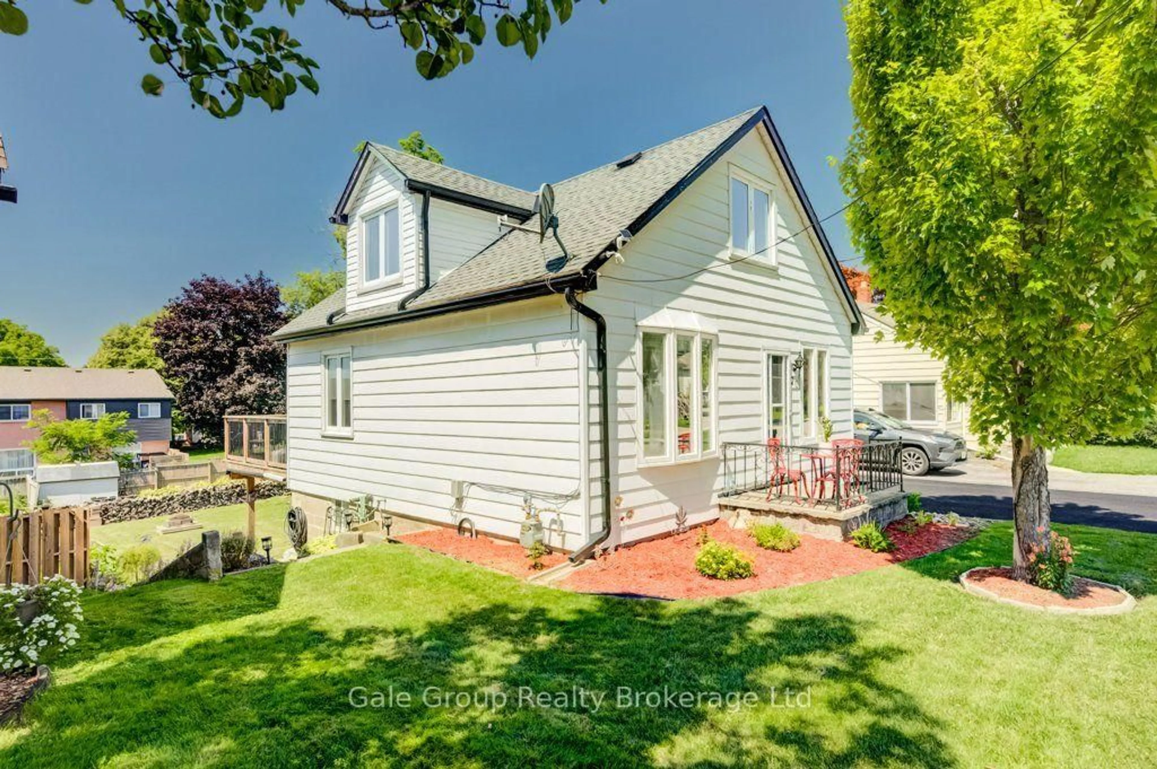 A pic from outside/outdoor area/front of a property/back of a property/a pic from drone, street for 20 Dover St, Woodstock Ontario N4S 3L8