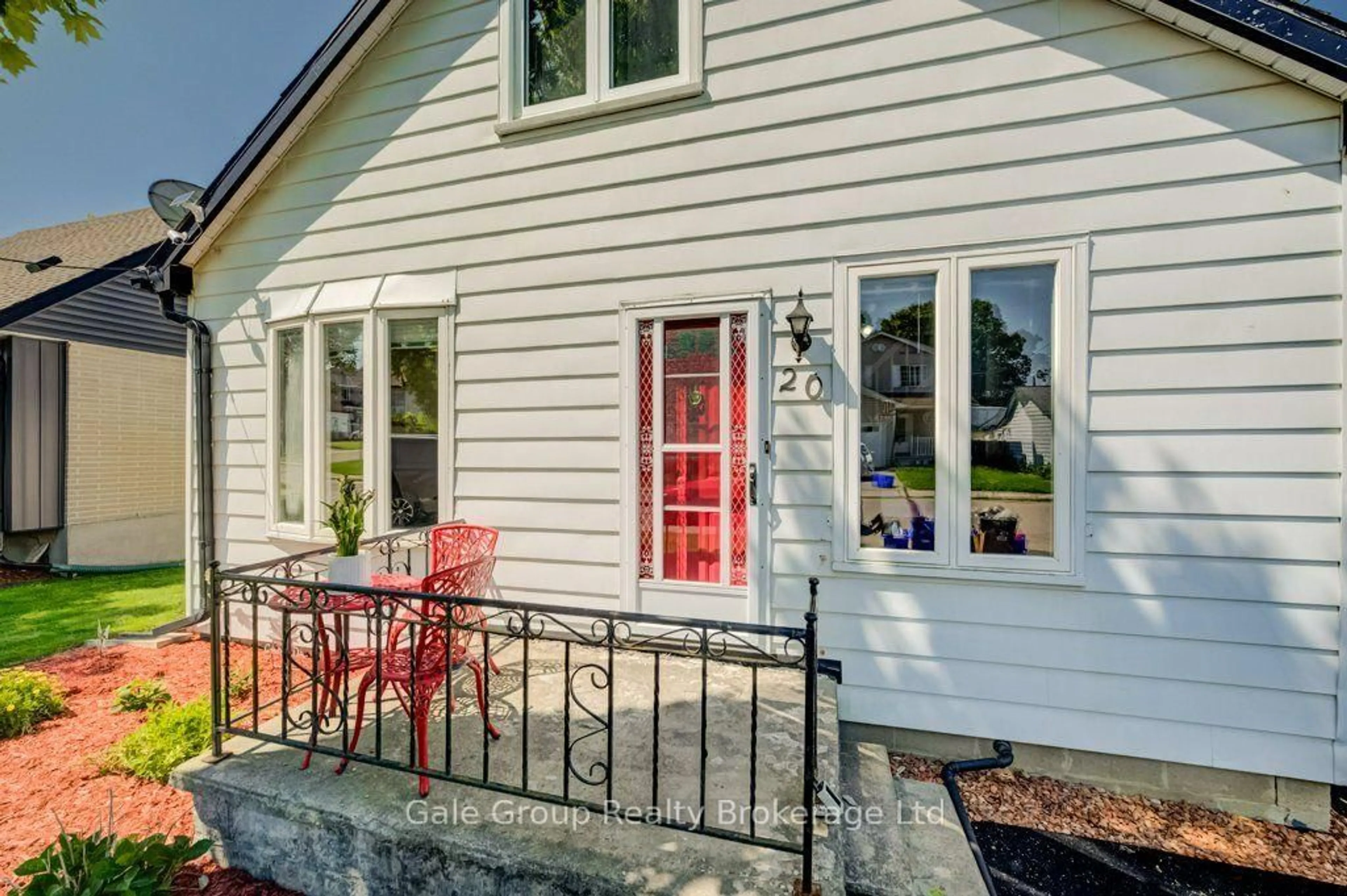 Patio, street for 20 Dover St, Woodstock Ontario N4S 3L8
