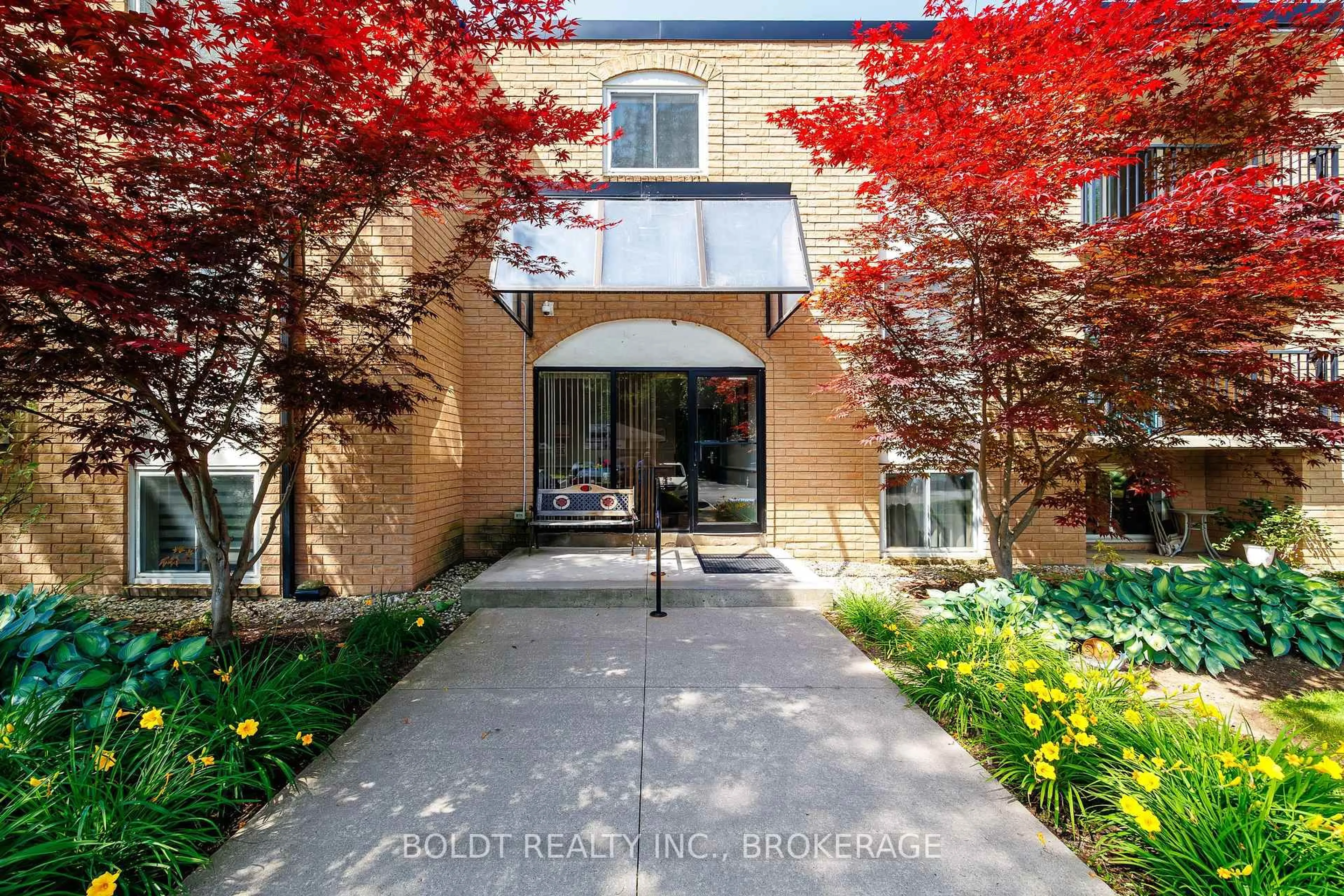 Indoor foyer for 6 Westlake Lane #210, St. Catharines Ontario L2N 5S3