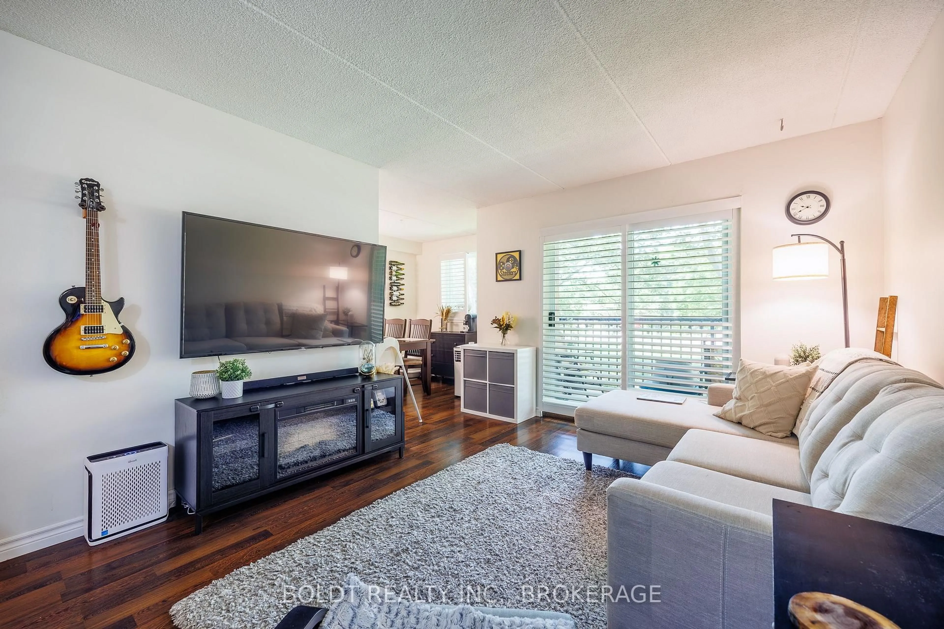 Living room with furniture, wood/laminate floor for 6 Westlake Lane #210, St. Catharines Ontario L2N 5S3