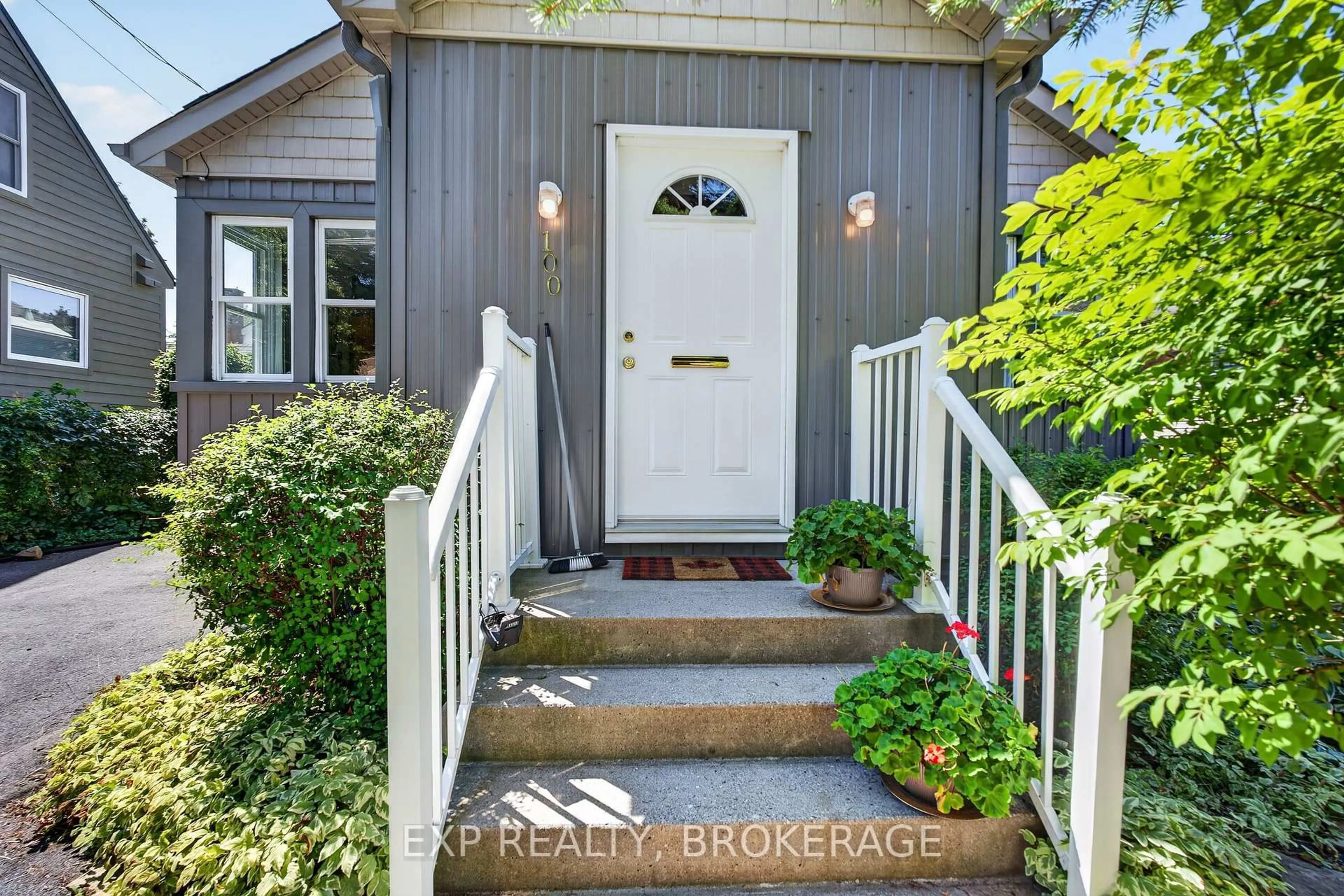 Indoor entryway for 100 REGENT St, Kingston Ontario K7L 4J8