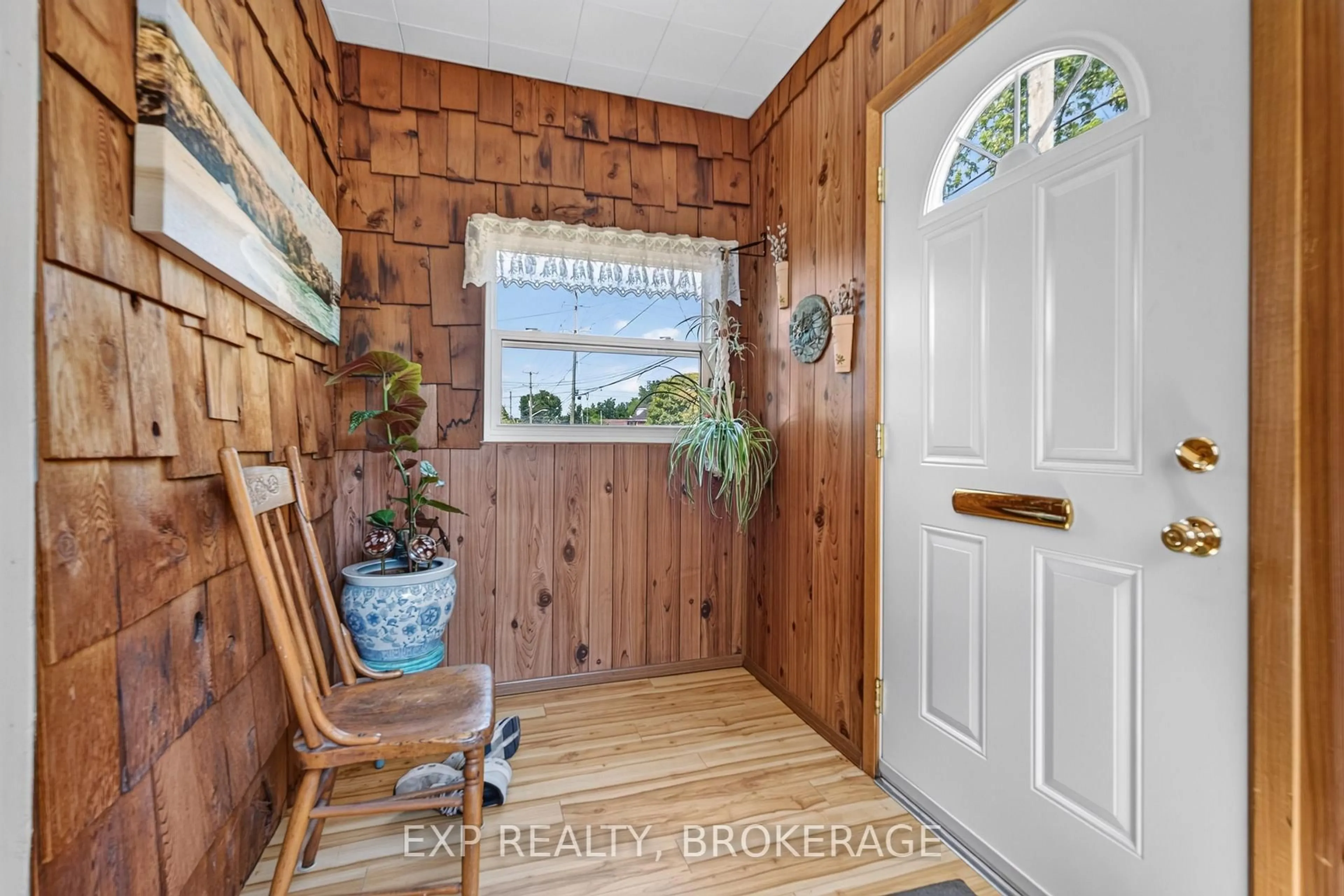 Indoor entryway for 100 REGENT St, Kingston Ontario K7L 4J8