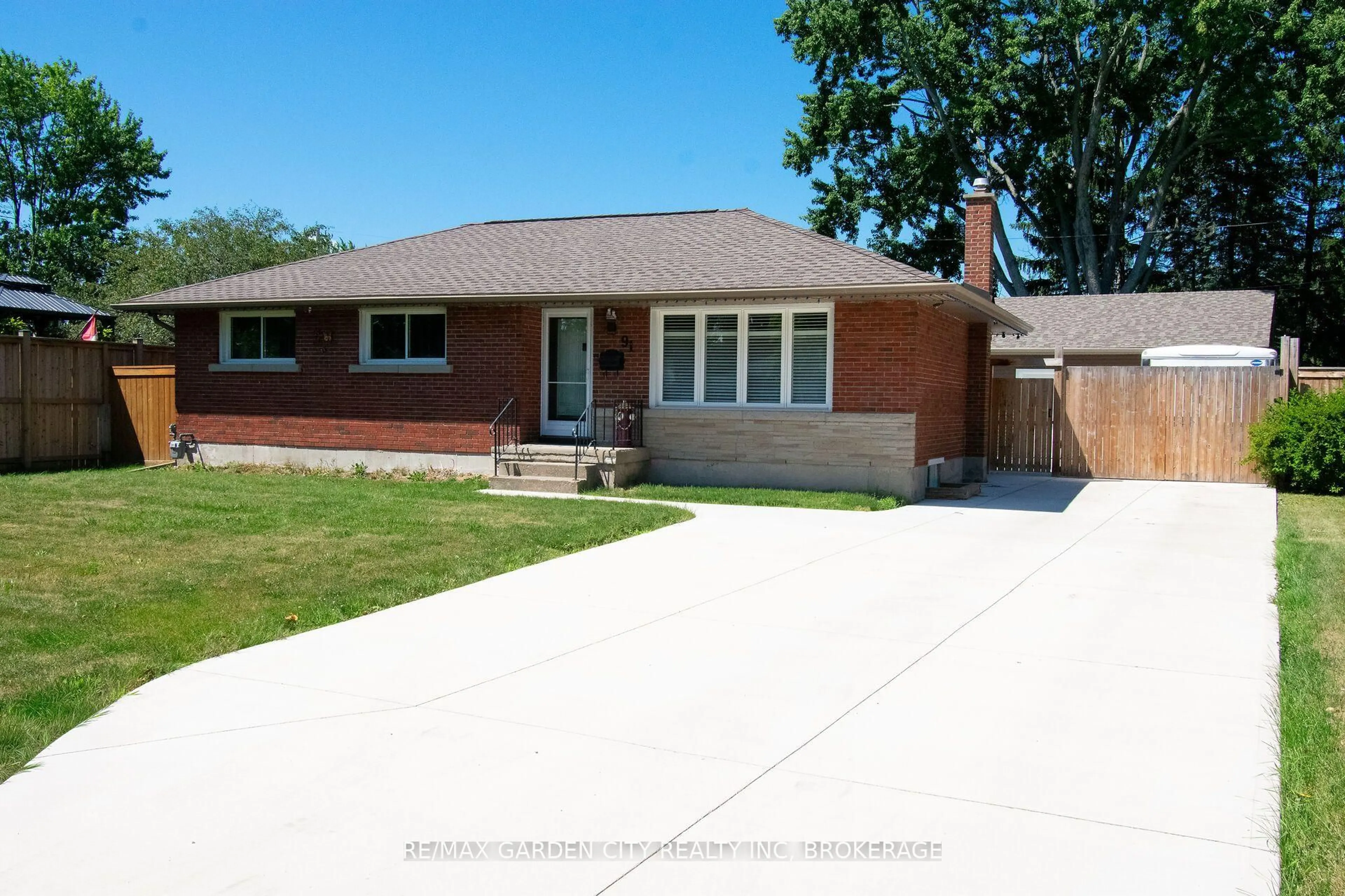 Home with brick exterior material, street for 91 Crescent Dr, Welland Ontario L3B 2X4