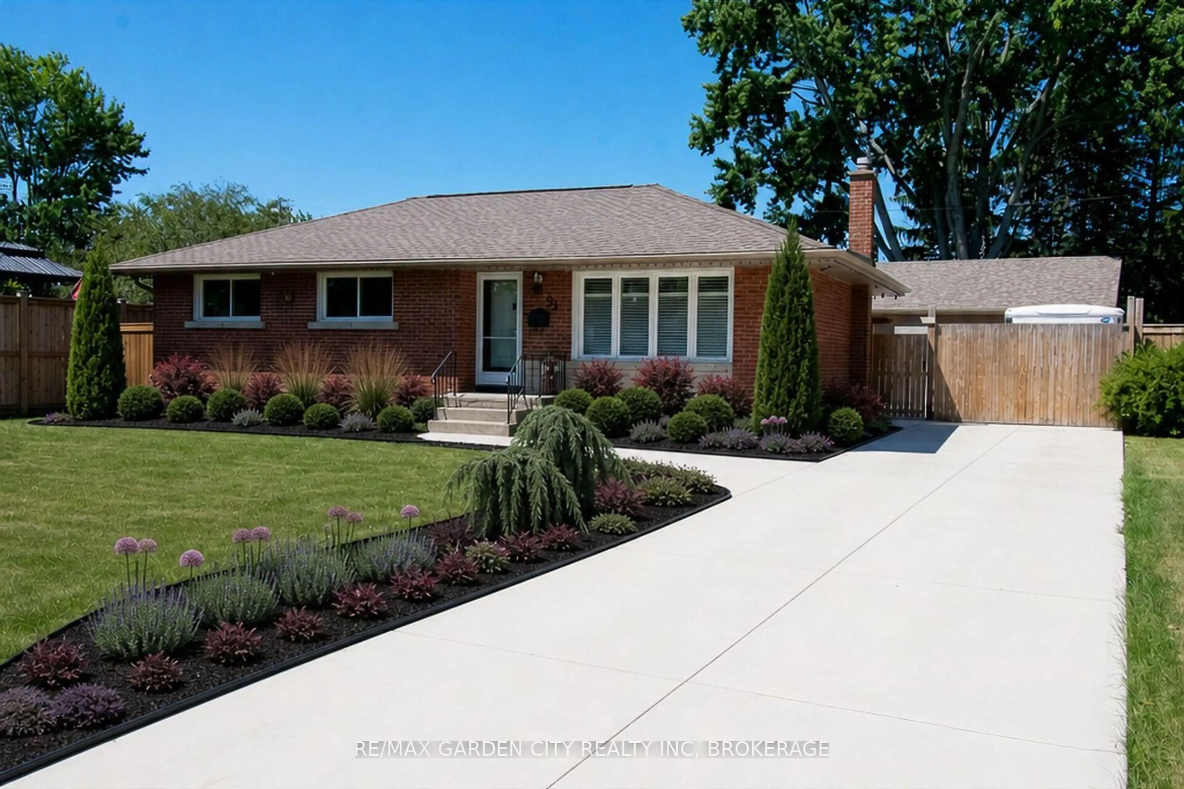 Home with brick exterior material, street for 91 Crescent Dr, Welland Ontario L3B 2X4