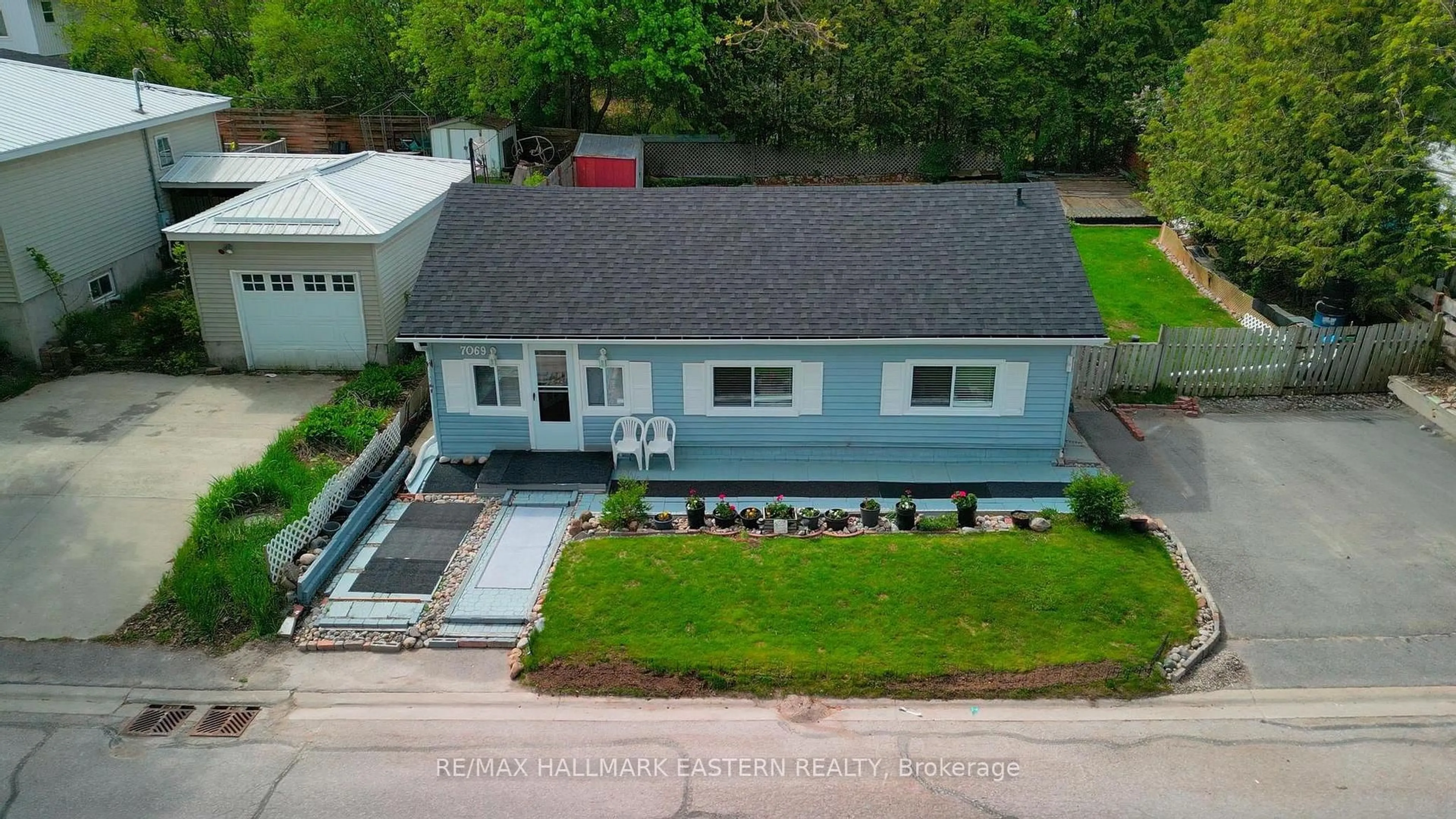 A pic from outside/outdoor area/front of a property/back of a property/a pic from drone, street for 7069 Waverly St, Hamilton Township Ontario K9A 4K1