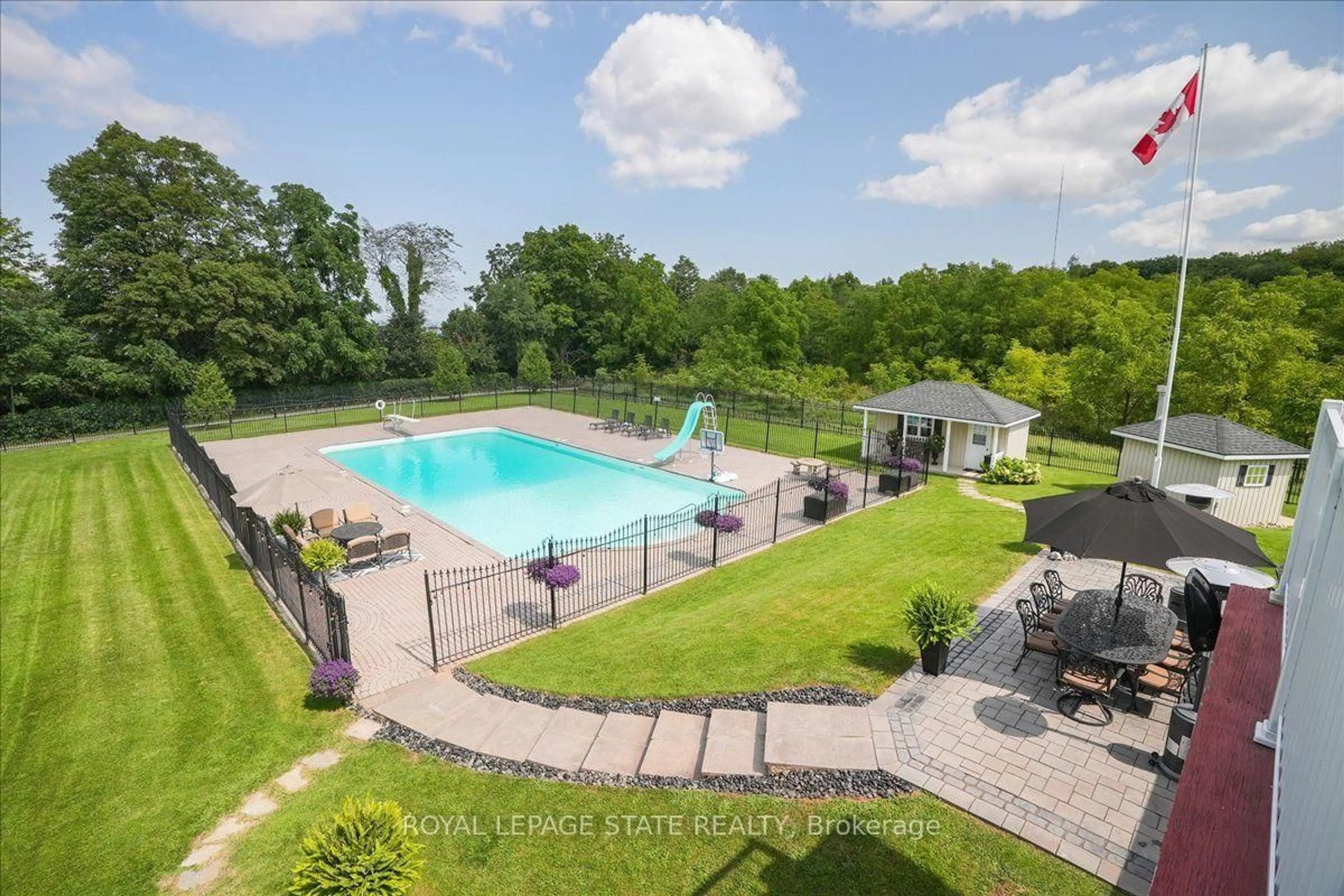 A pic from outside/outdoor area/front of a property/back of a property/a pic from drone, water/lake/river/ocean view for 10 Azalea Crt, Hamilton Ontario L8J 1K4
