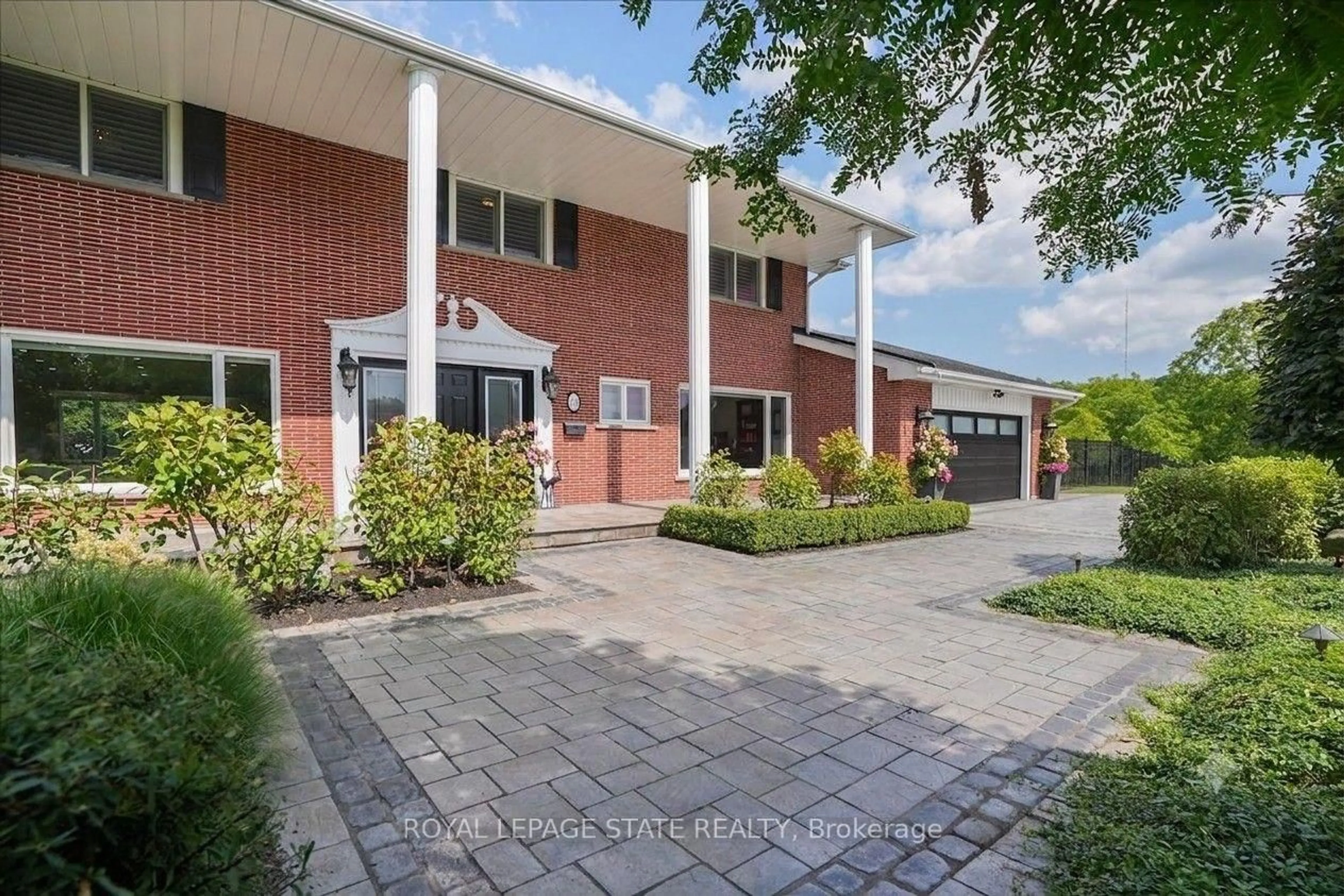 A pic from outside/outdoor area/front of a property/back of a property/a pic from drone, street for 10 Azalea Crt, Hamilton Ontario L8J 1K4