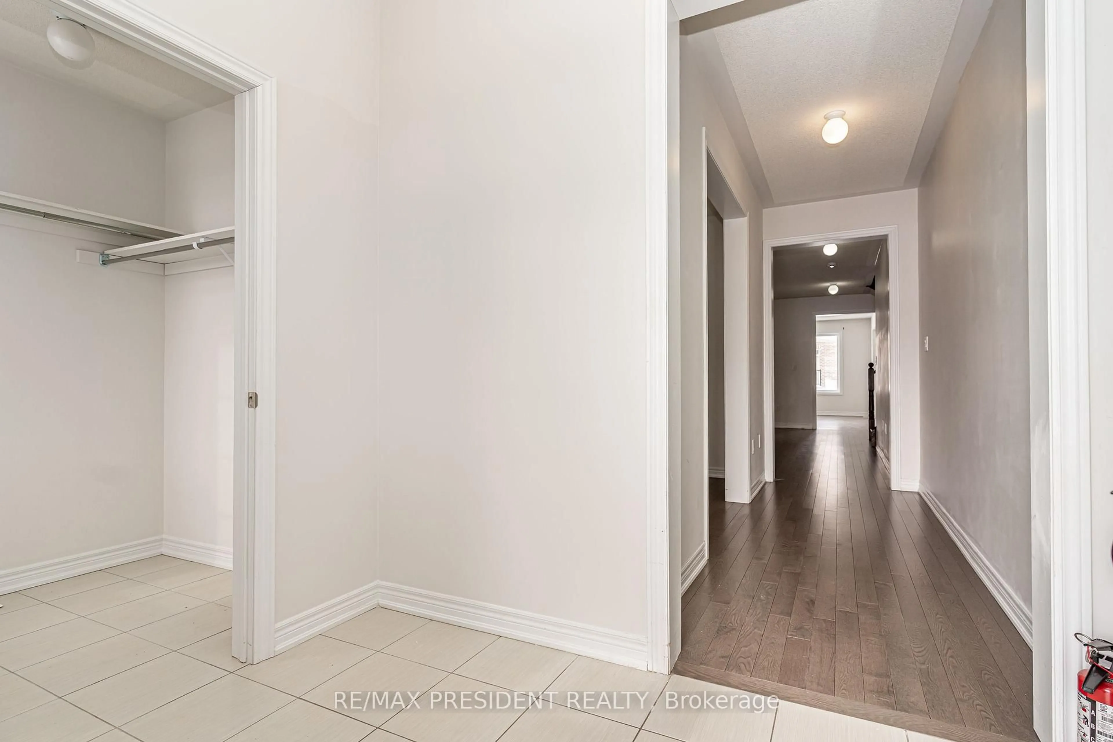 Indoor entryway for 663 ANISHINAABE Dr, Shelburne Ontario L9V 3Y5