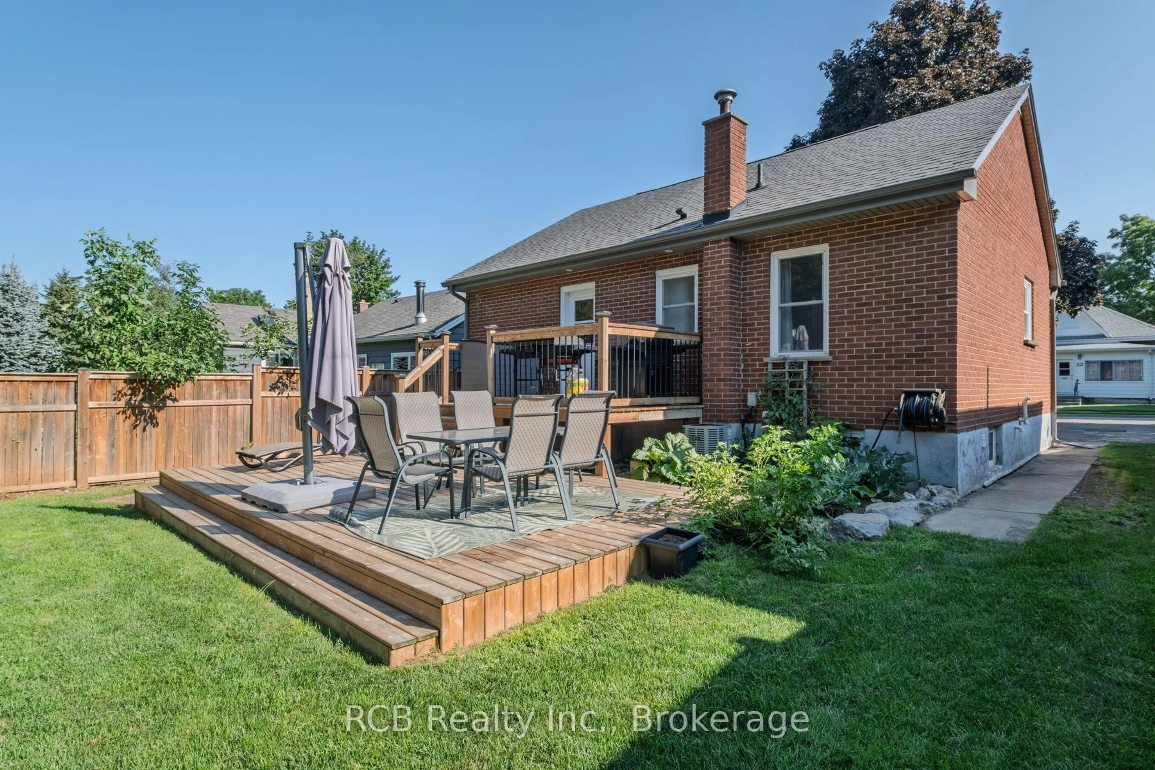 Patio, street for 62 St Andrew St, Brant Ontario N3L 2X3