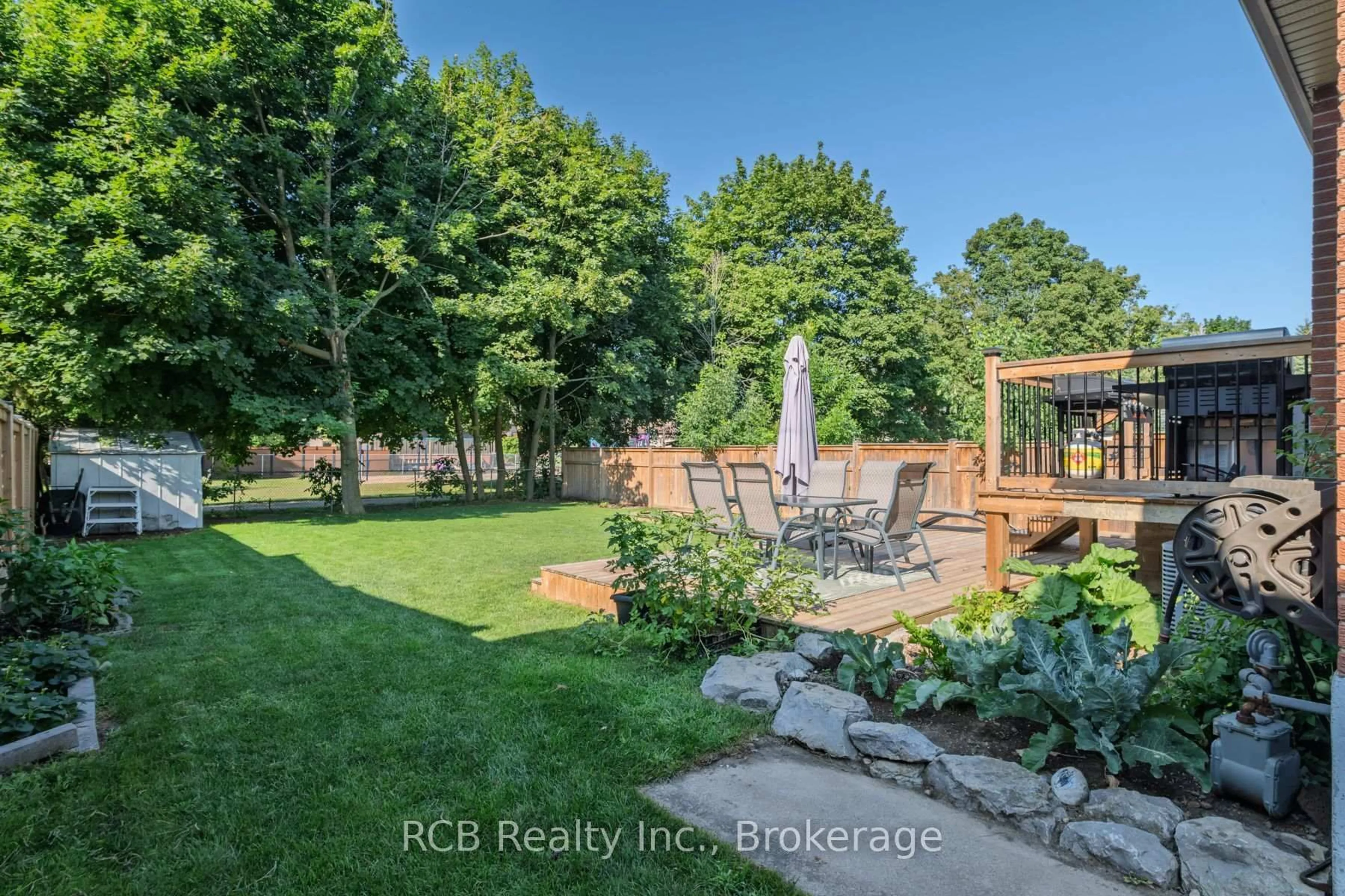 A pic from outside/outdoor area/front of a property/back of a property/a pic from drone, water/lake/river/ocean view for 62 St Andrew St, Brant Ontario N3L 2X3