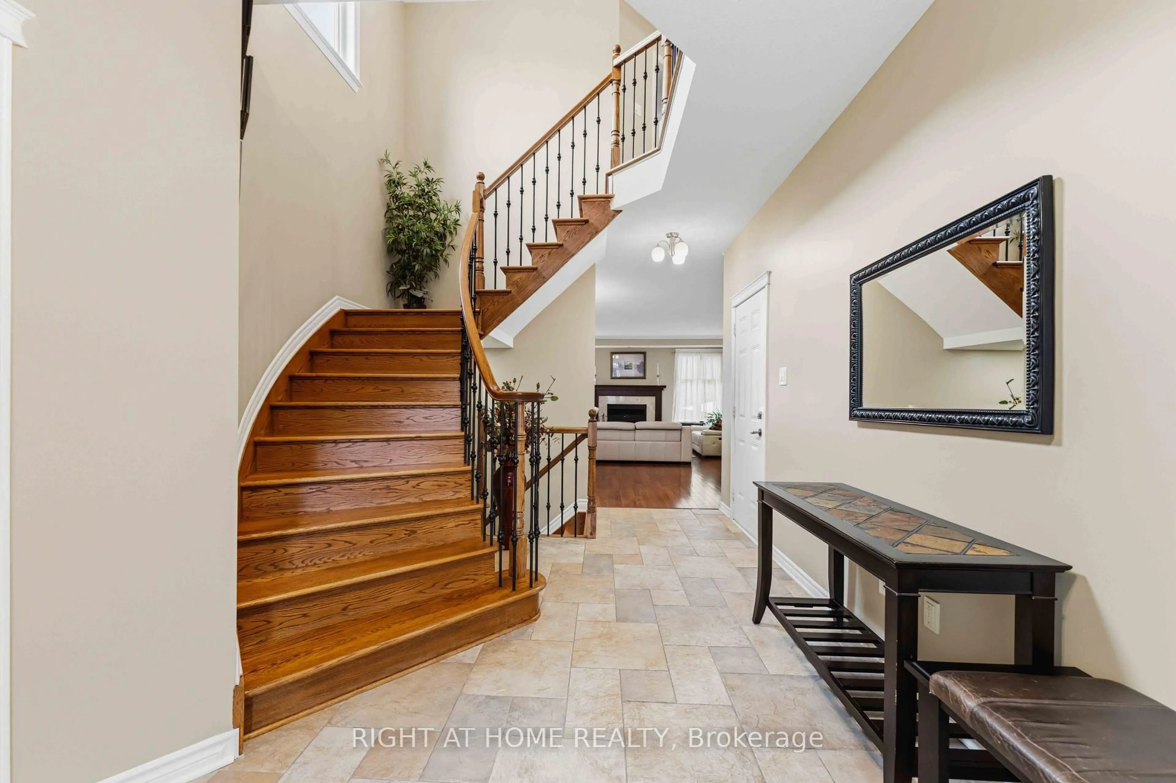 Indoor entryway for 250 Tofino Private, Kanata Ontario K2M 0B1