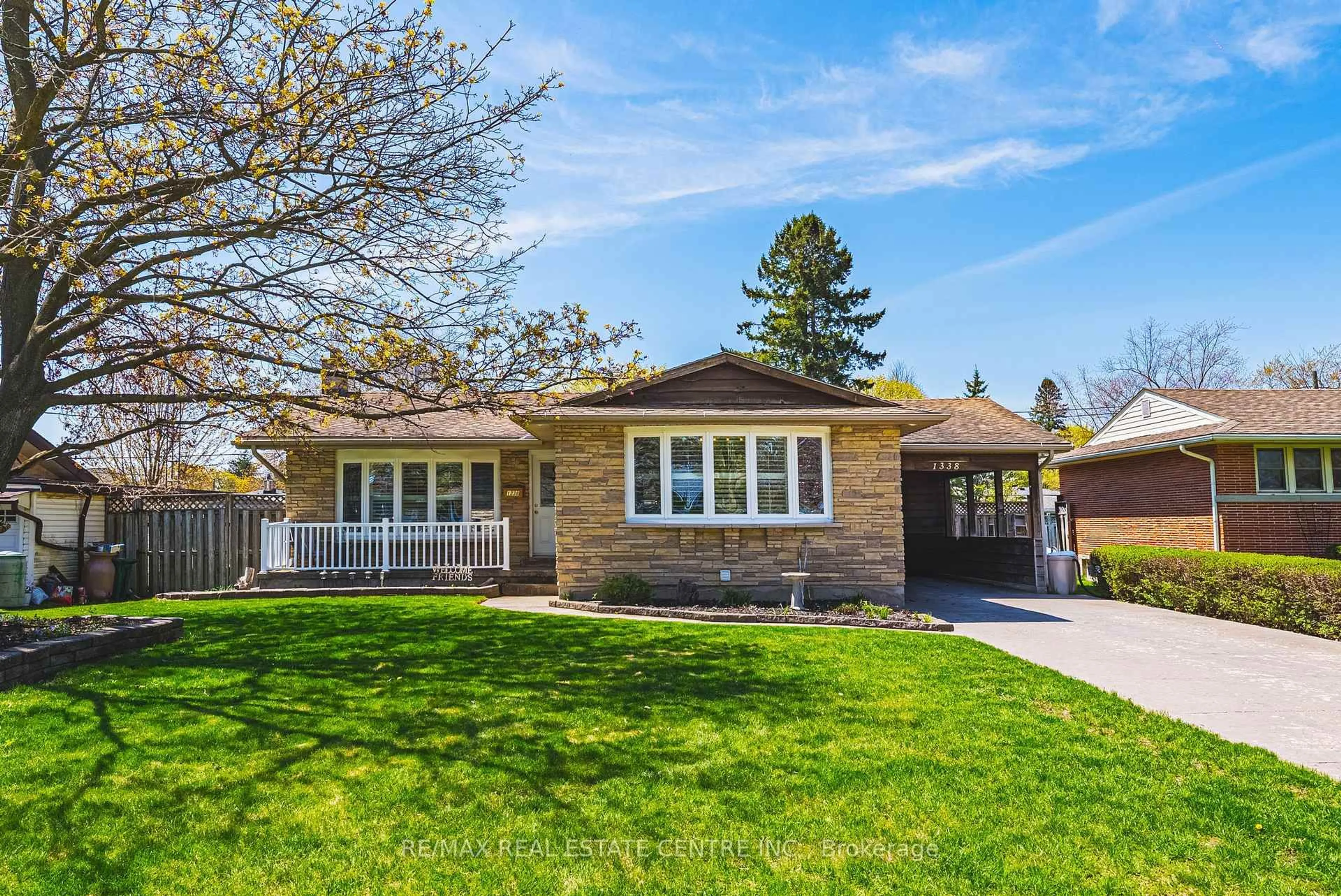 Home with vinyl exterior material, street for 1338 ELEANOR Ave, Cambridge Ontario N3H 4N2