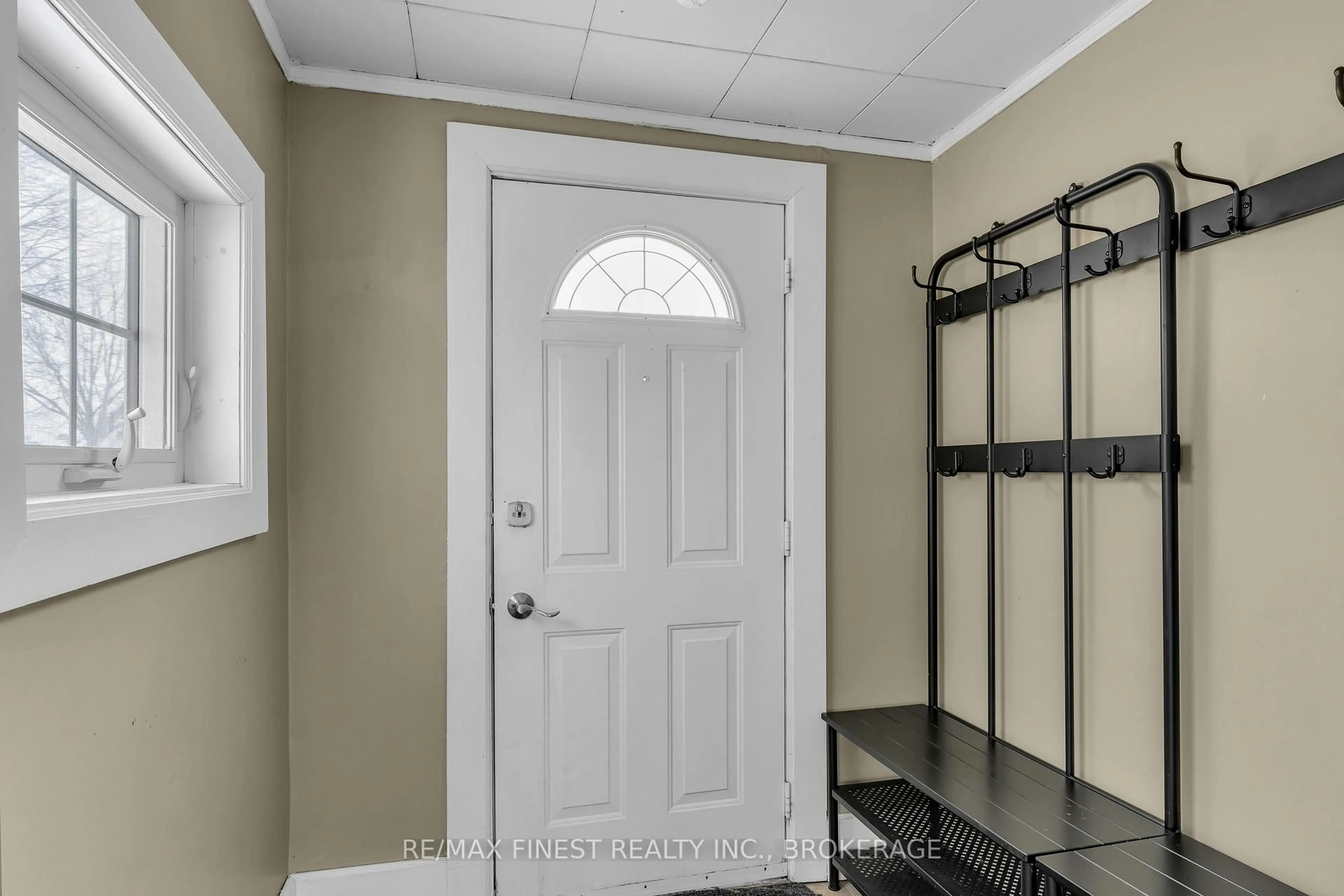 Indoor entryway for 763 King St, Kingston Ontario K7M 2G4