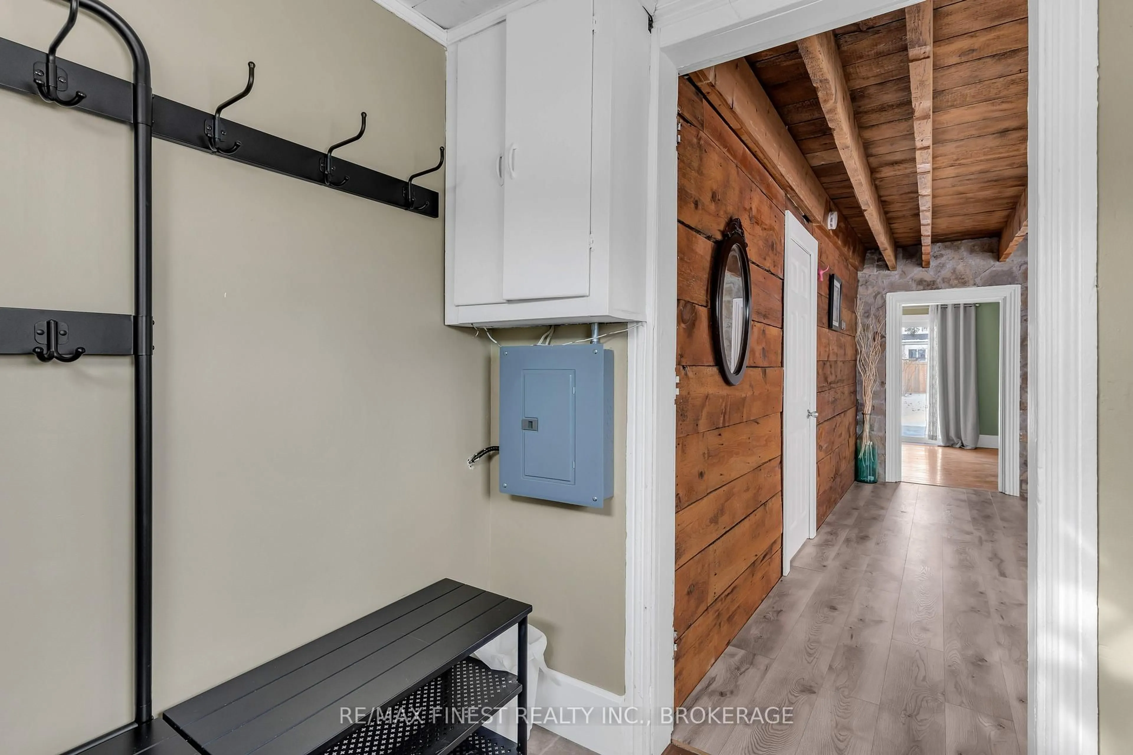 Indoor entryway for 763 King St, Kingston Ontario K7M 2G4