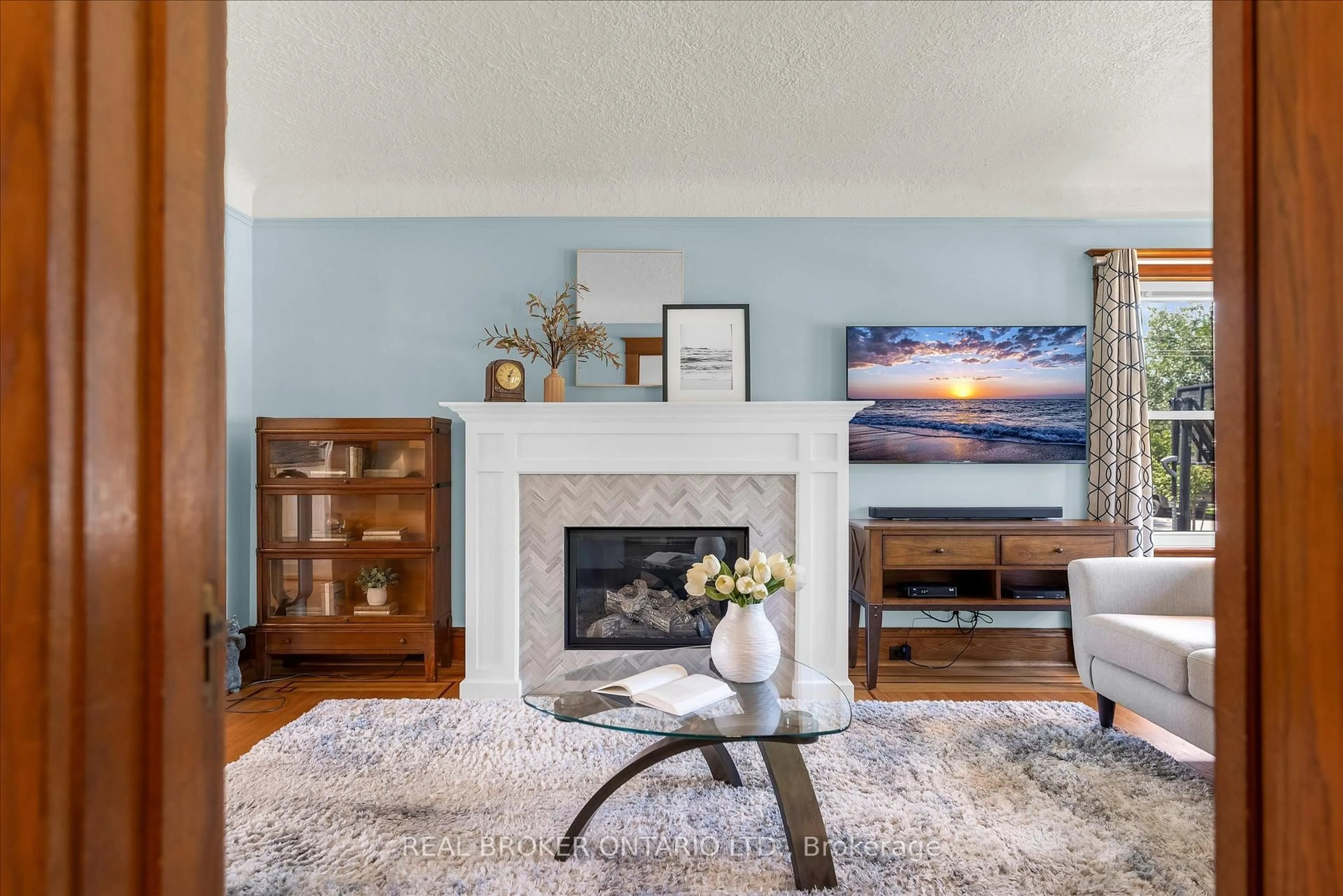 Living room with furniture, unknown for 99 Tuxedo Ave, Hamilton Ontario L8K 2R9