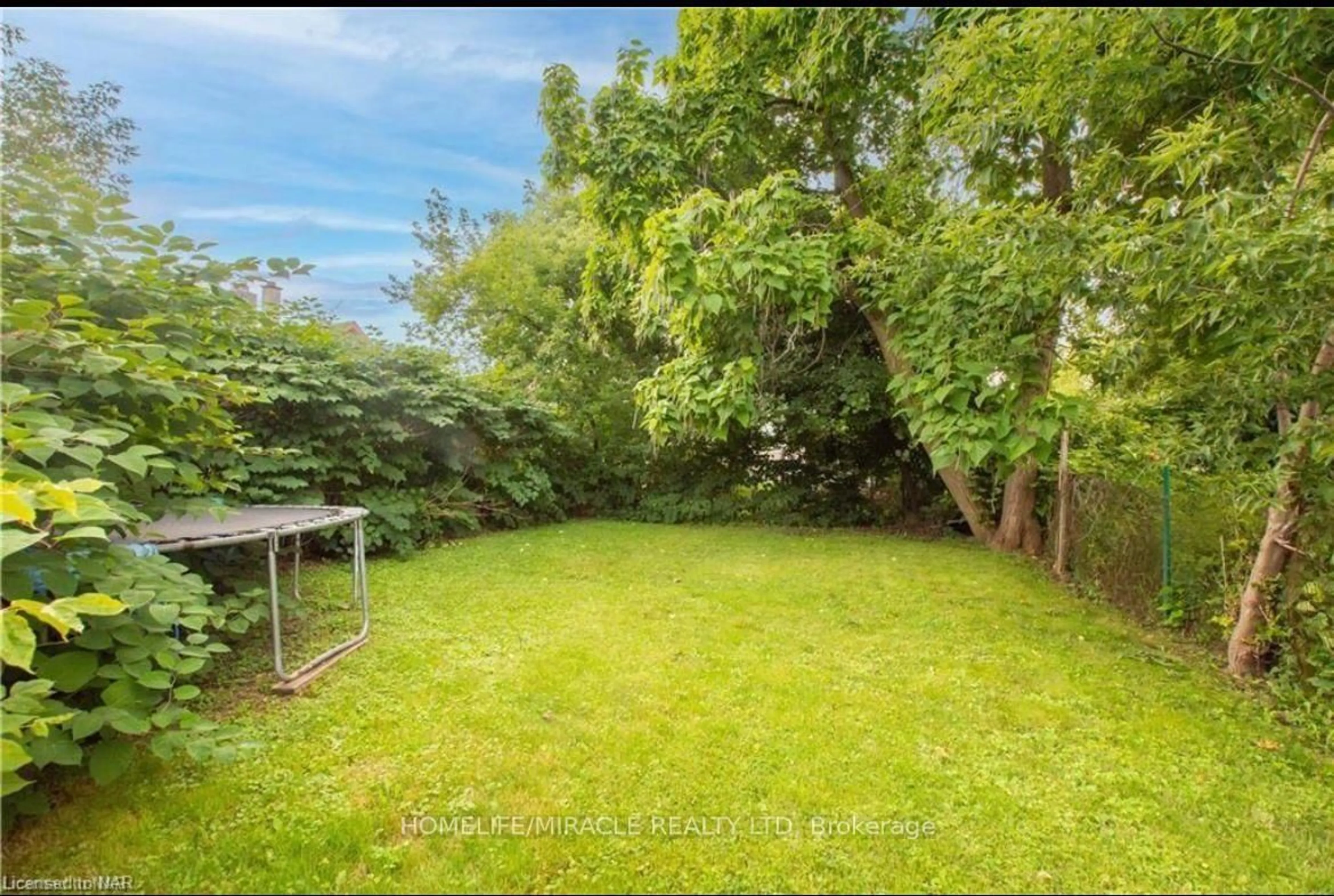 A pic from outside/outdoor area/front of a property/back of a property/a pic from drone, forest/trees view for 39 Park Street Welland, Welland Ontario L3B 4M3