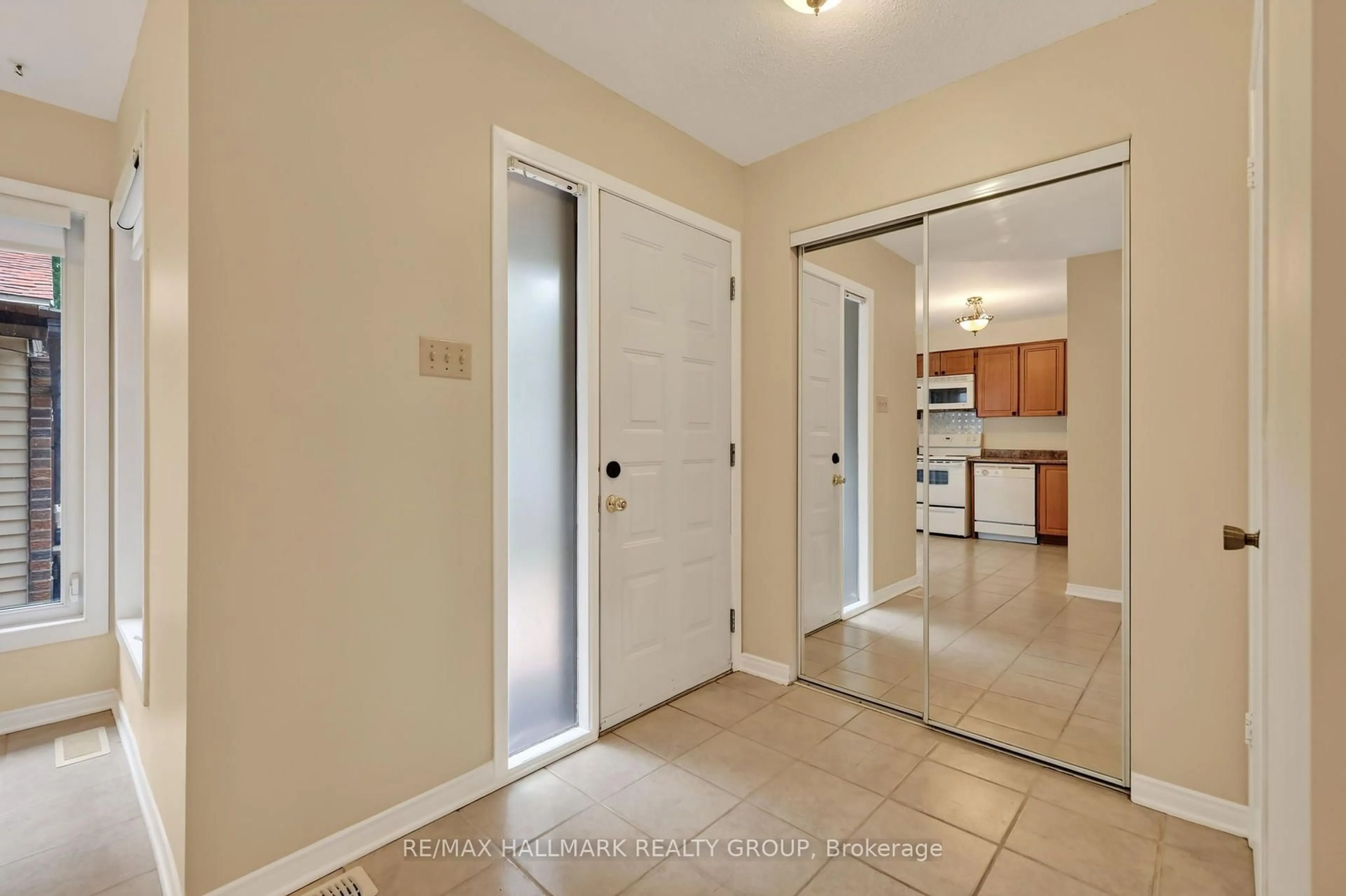 Indoor entryway for 704 Malibu Terr, Ottawa Ontario K2C 3T8
