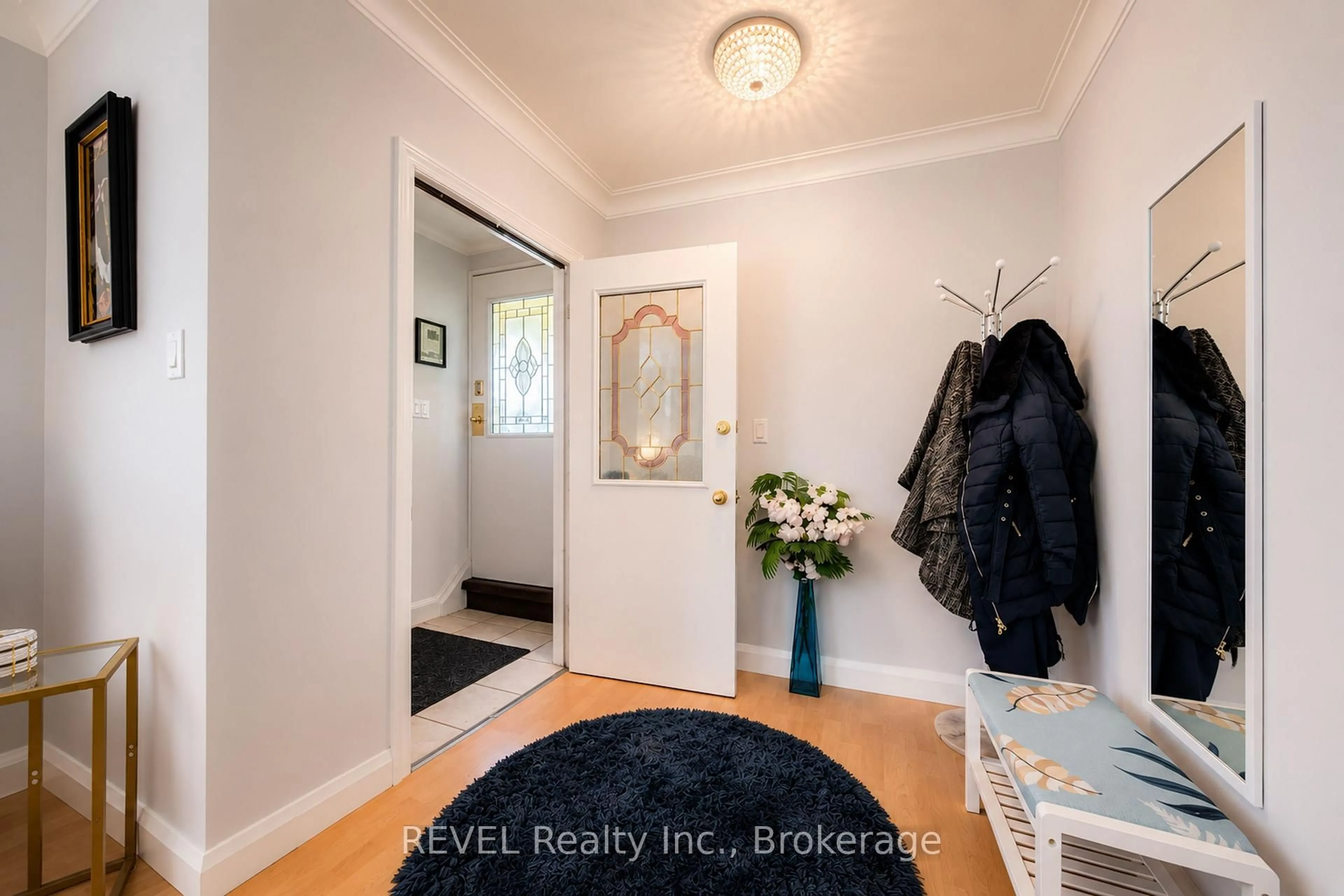 Indoor entryway for 193 ONTARIO St, St. Catharines Ontario L2R 5K8