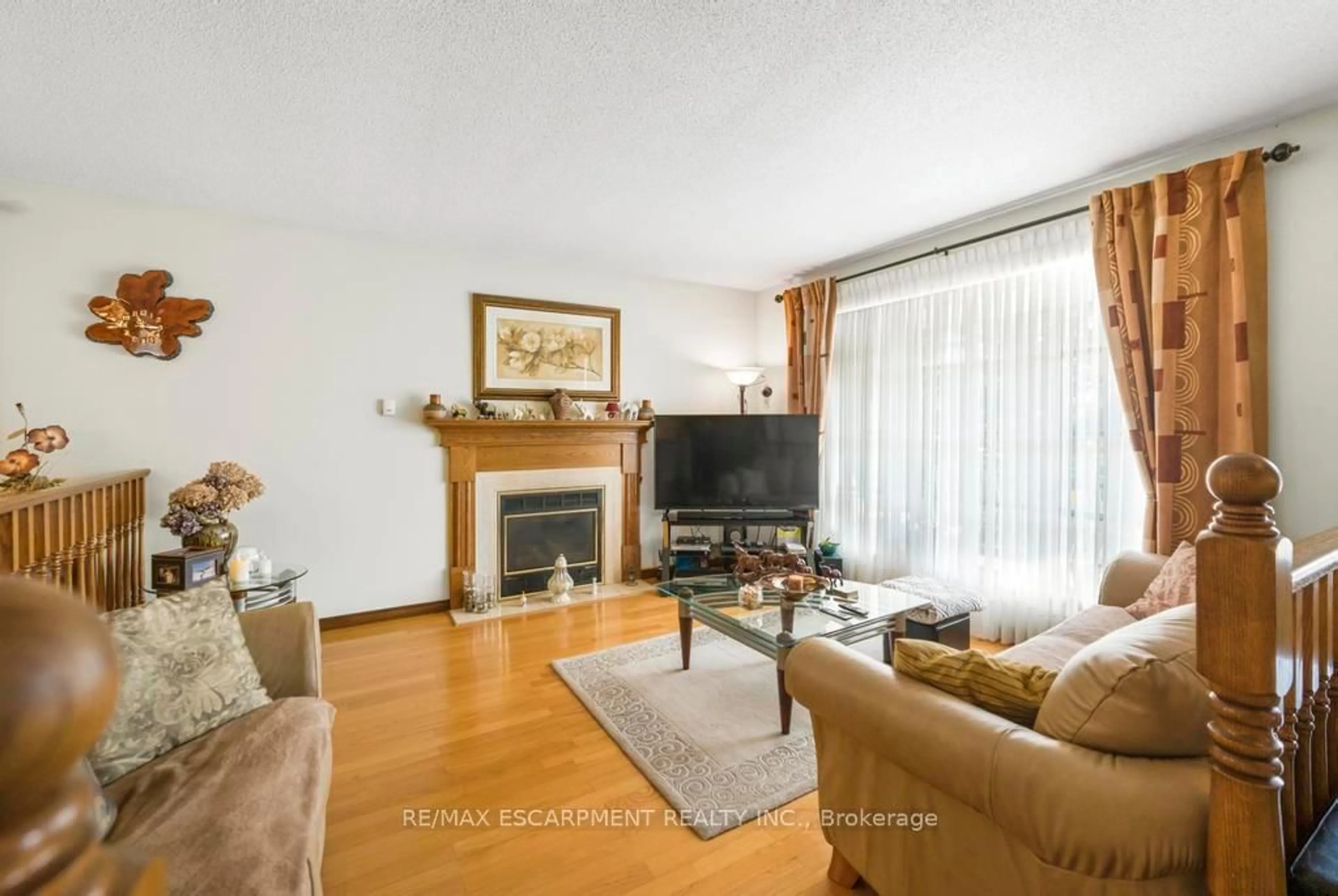 Living room with furniture, wood/laminate floor for 115 FIRST Rd, Hamilton Ontario L8J 2S6