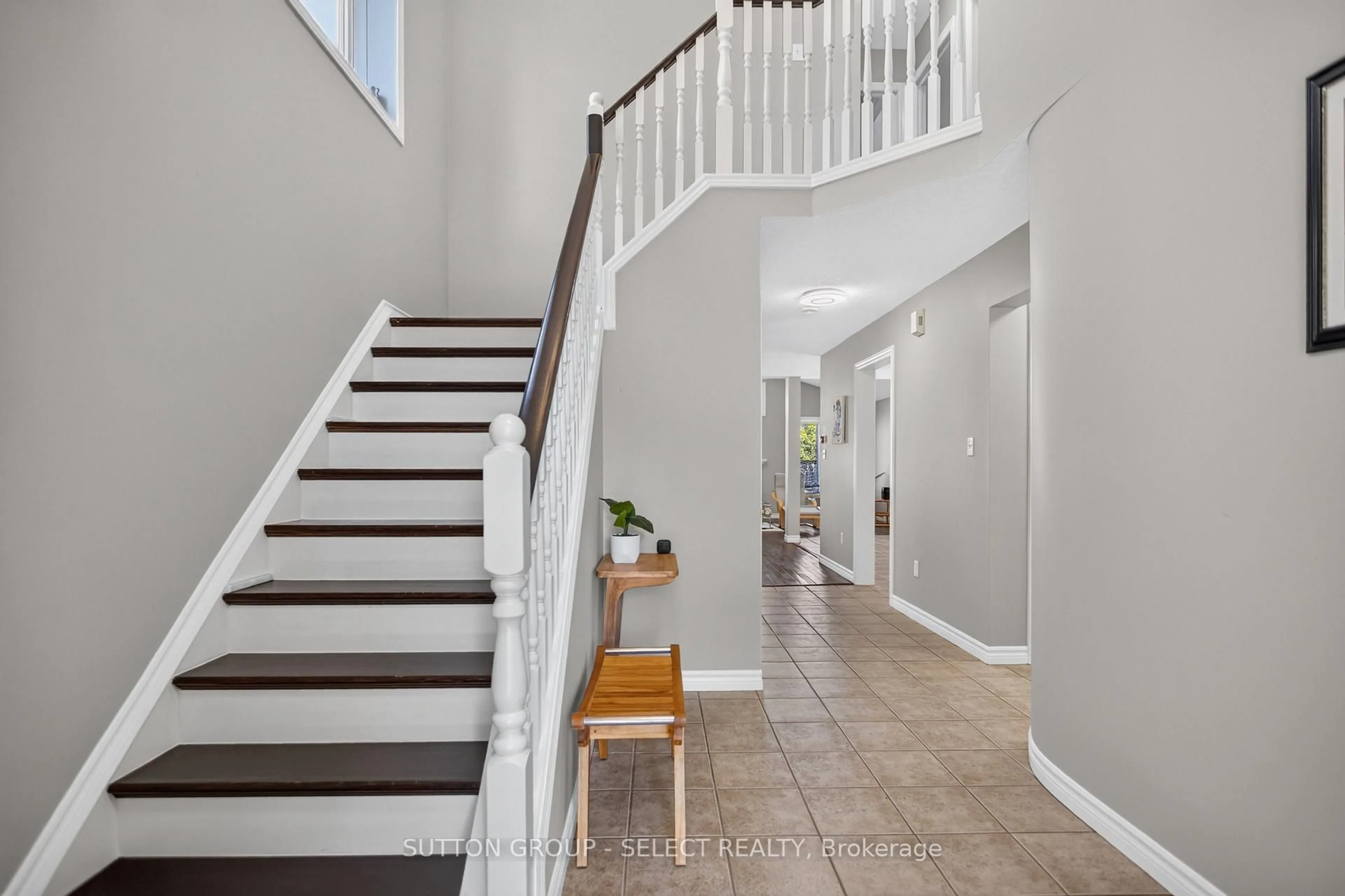 Indoor entryway for 1647 Bayswater Cres, London North Ontario N6G 5N7