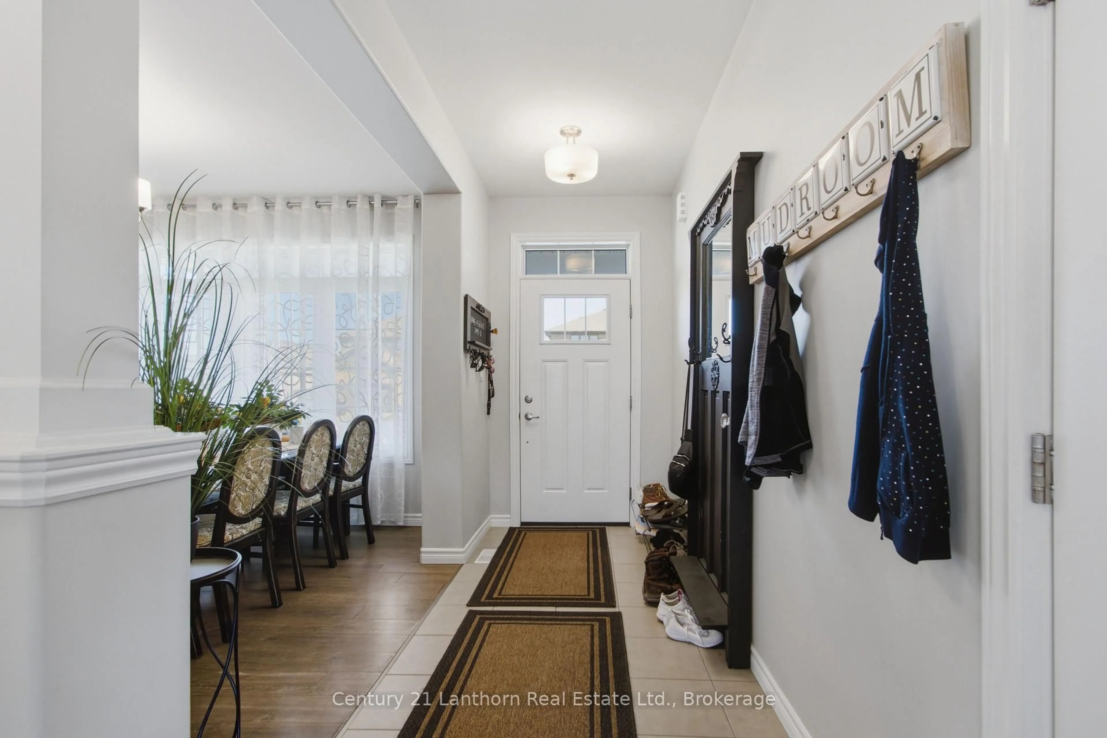 Indoor entryway for 7 Cottonwood Dr, Belleville Ontario K8N 0J3