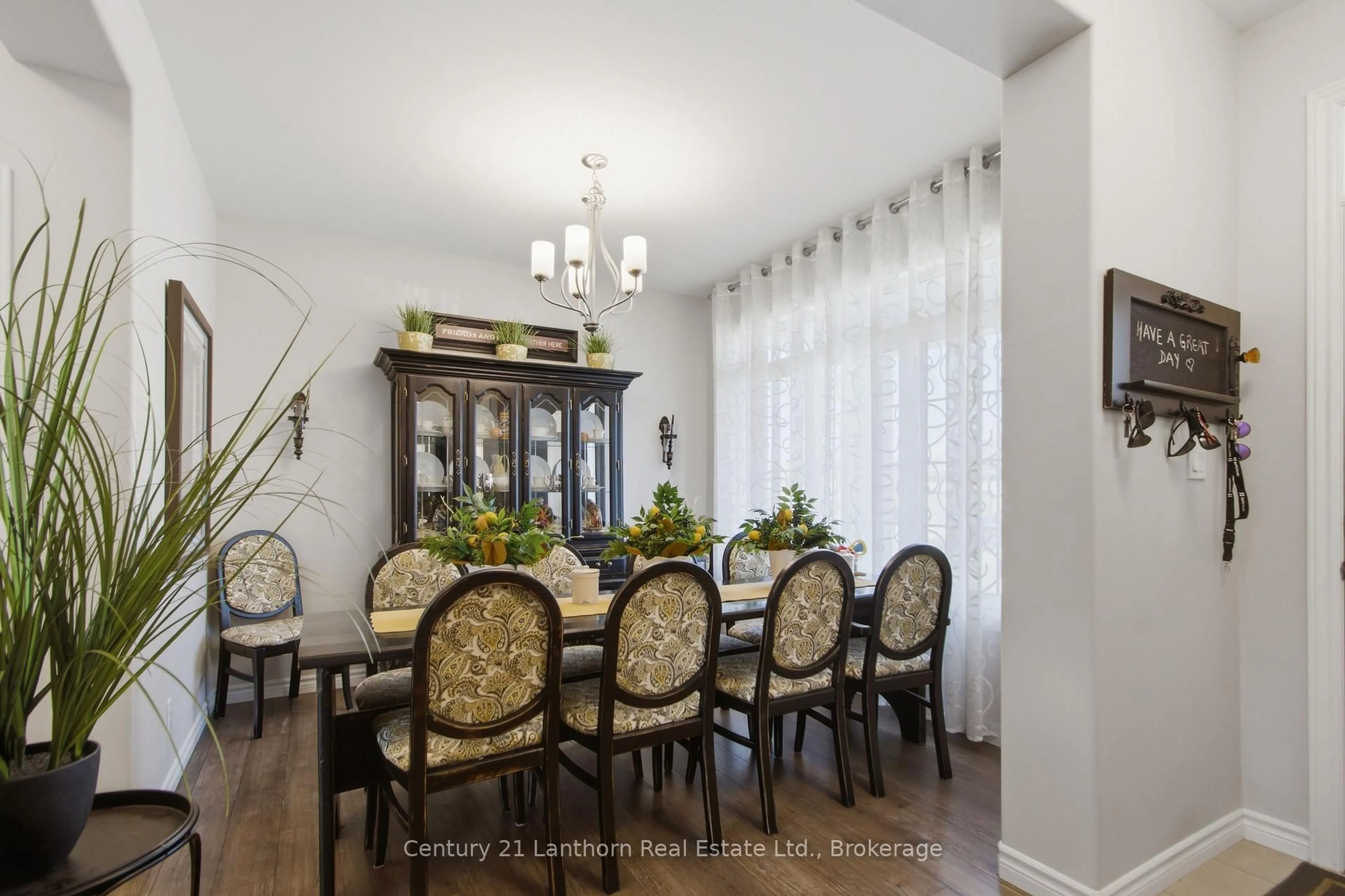 Dining room, wood/laminate floor for 7 Cottonwood Dr, Belleville Ontario K8N 0J3