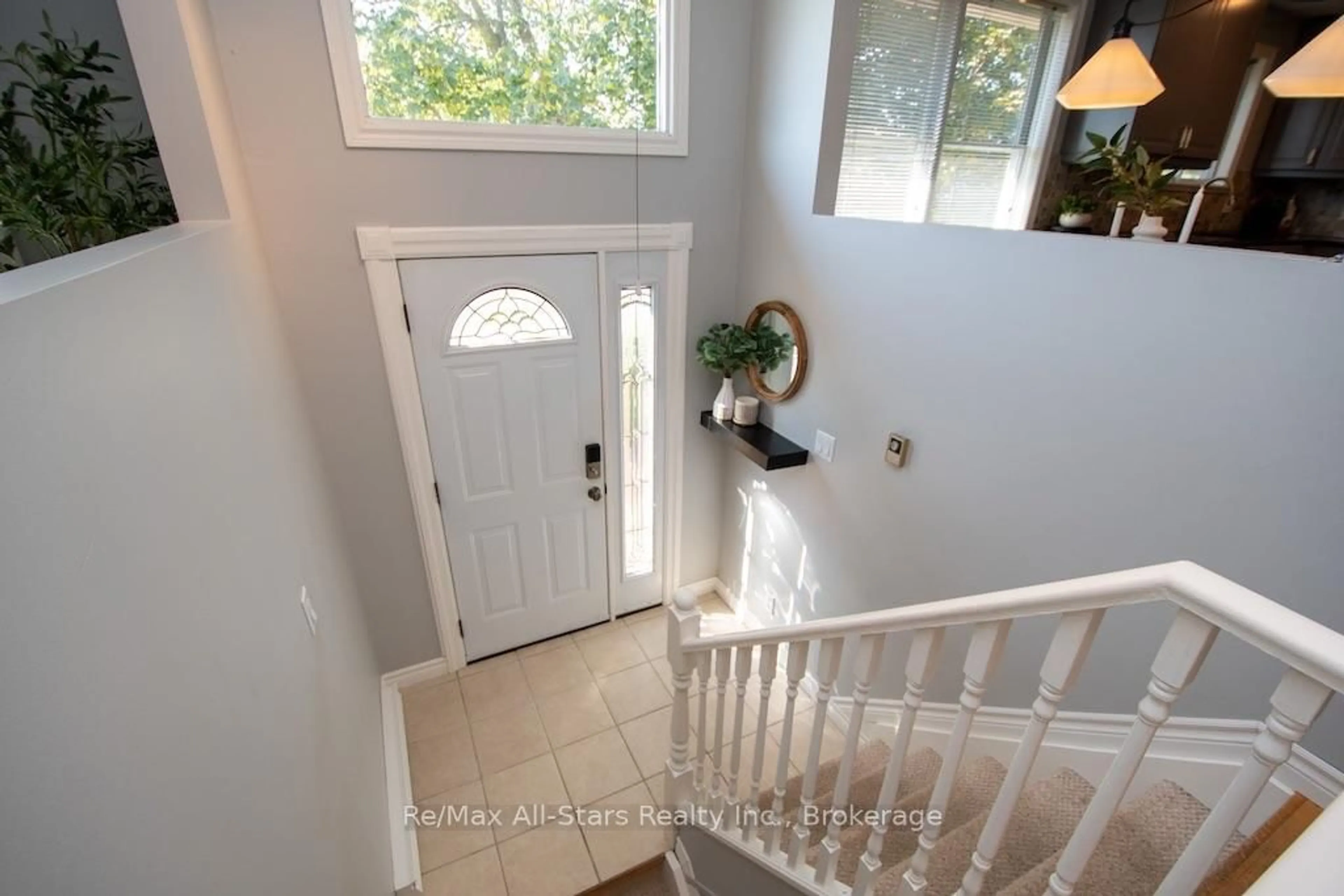 Indoor entryway for 4 Daniel Crt, Kawartha Lakes Ontario K9V 4Z9