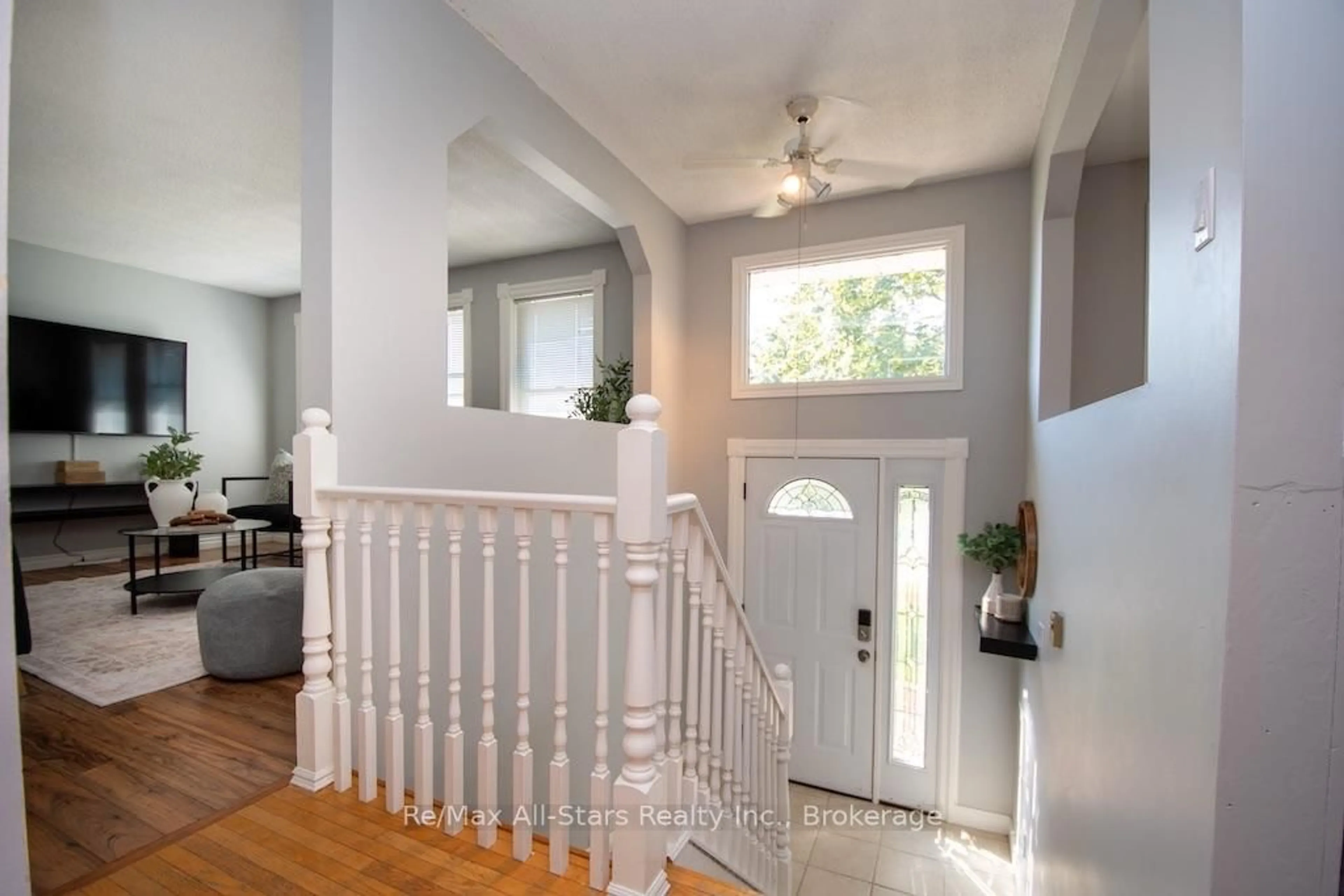 Indoor entryway for 4 Daniel Crt, Kawartha Lakes Ontario K9V 4Z9