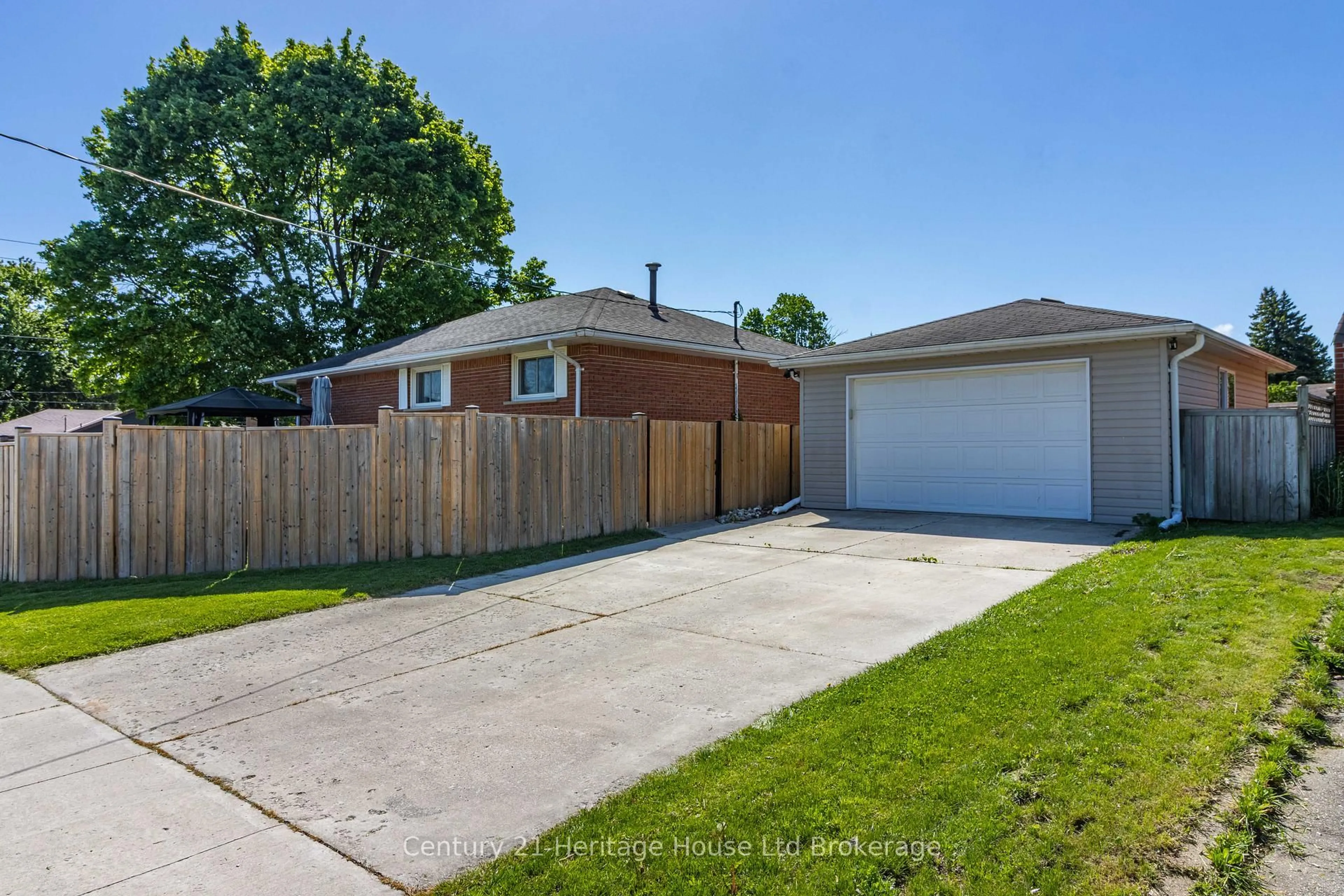 A pic from outside/outdoor area/front of a property/back of a property/a pic from drone, street for 153 Springbank Ave, Woodstock Ontario N4S 7P9