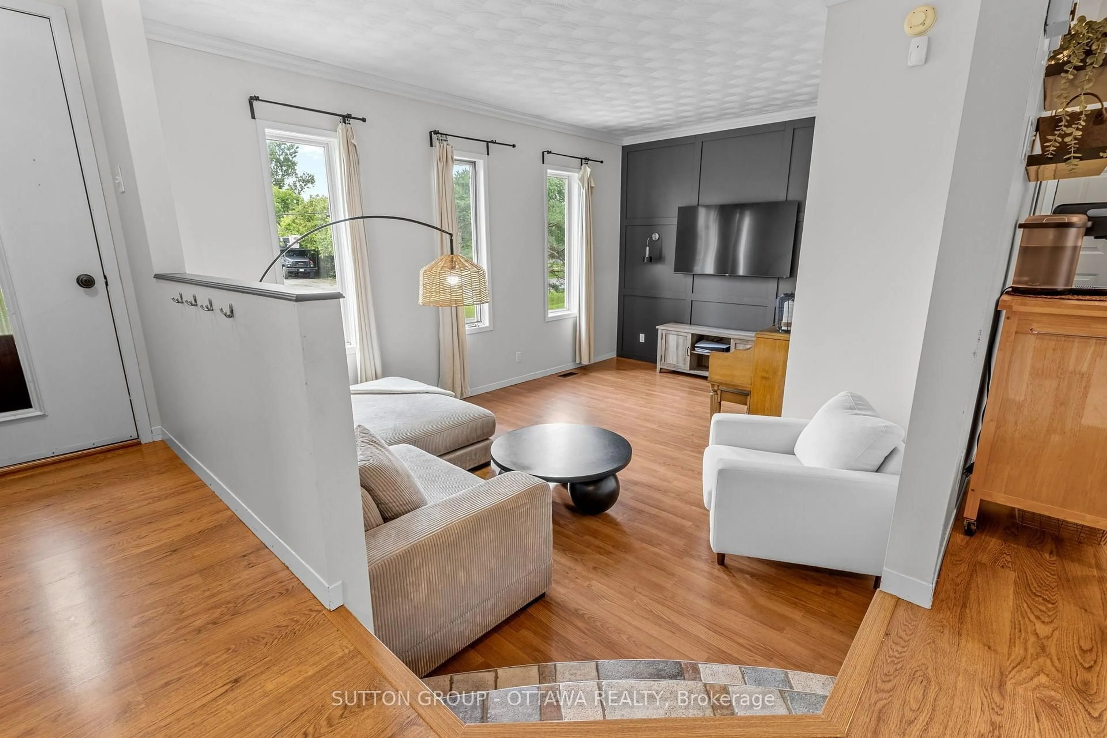 Living room with furniture, unknown for 8097 Laurie Lane, Metcalfe Ontario K0A 2P0