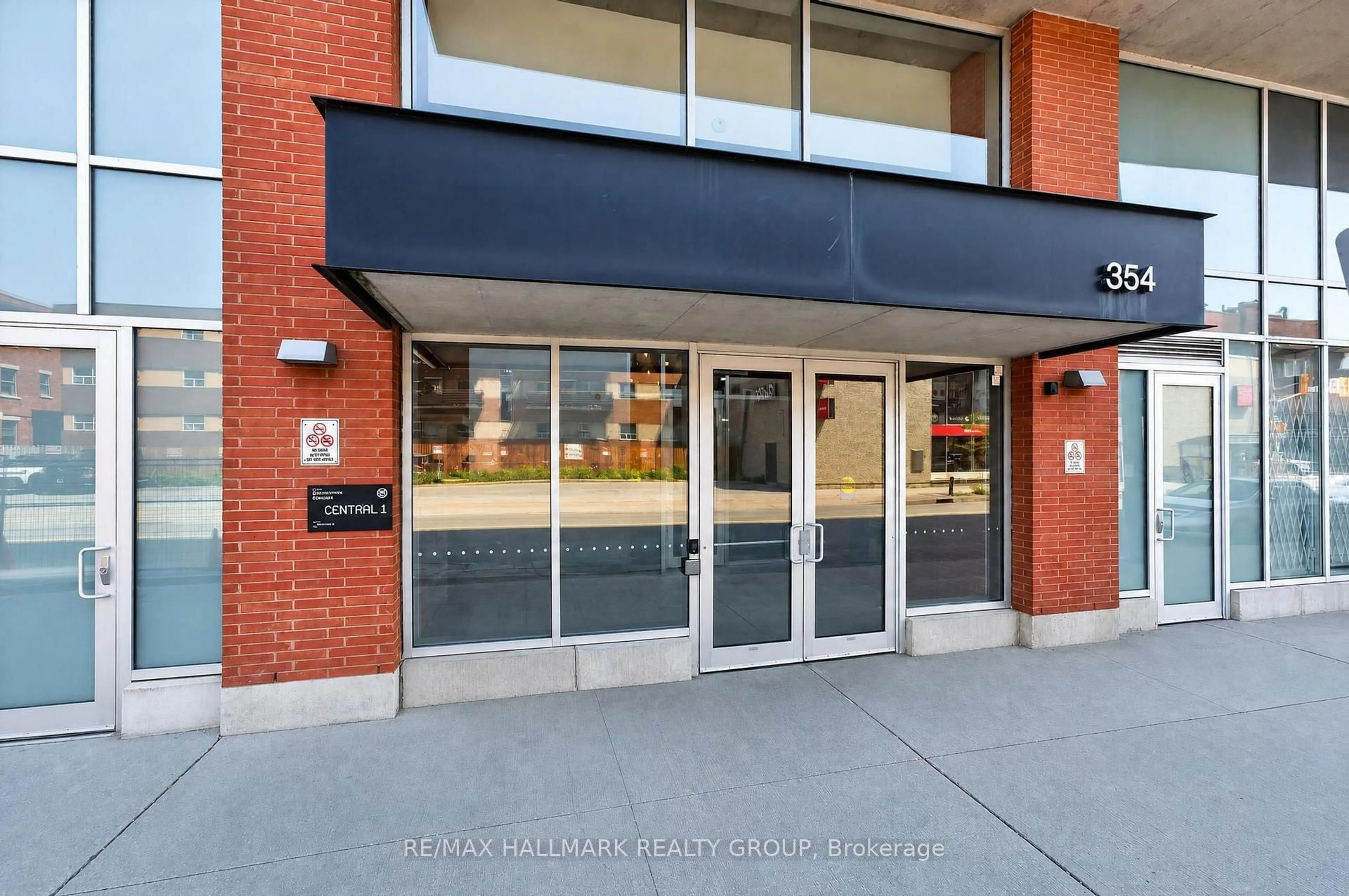 Indoor foyer for 354 Gladstone Ave #606, Ottawa Ontario K2P 0R4