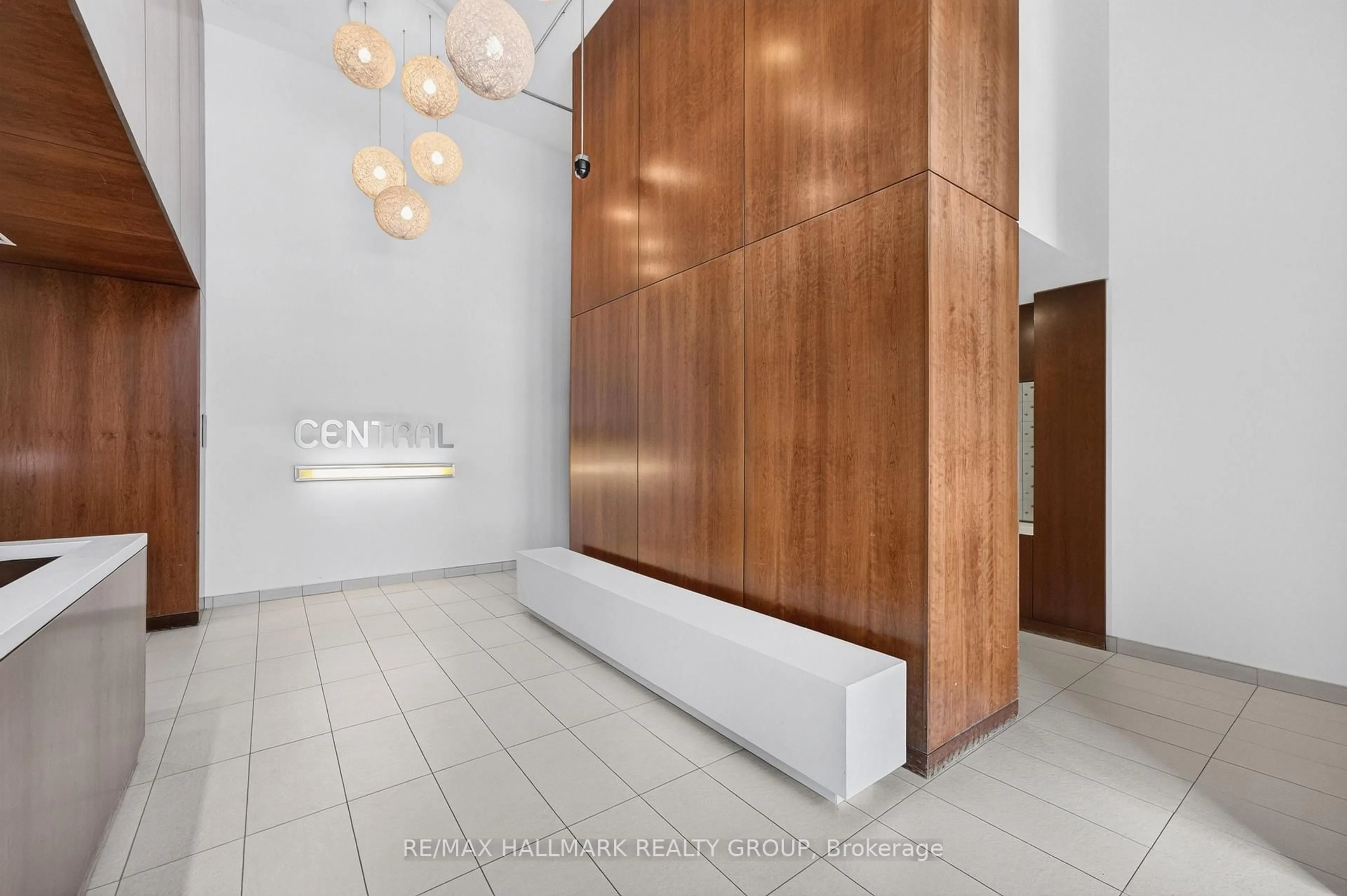 Indoor foyer for 354 Gladstone Ave #606, Ottawa Ontario K2P 0R4