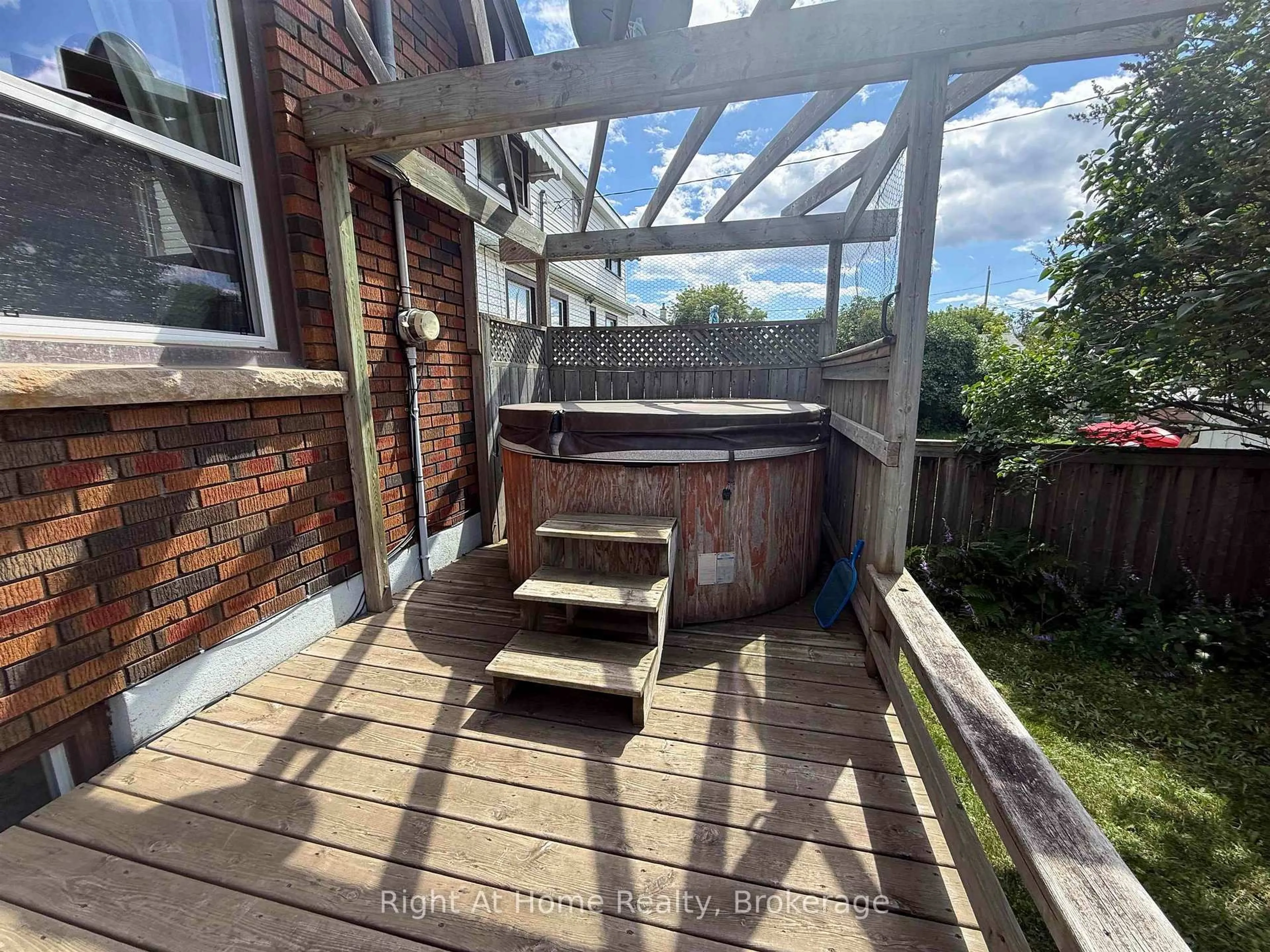 A pic from outside/outdoor area/front of a property/back of a property/a pic from drone, unknown for 701 Sprague Street, Thunder Bay Ontario P7E 1V5