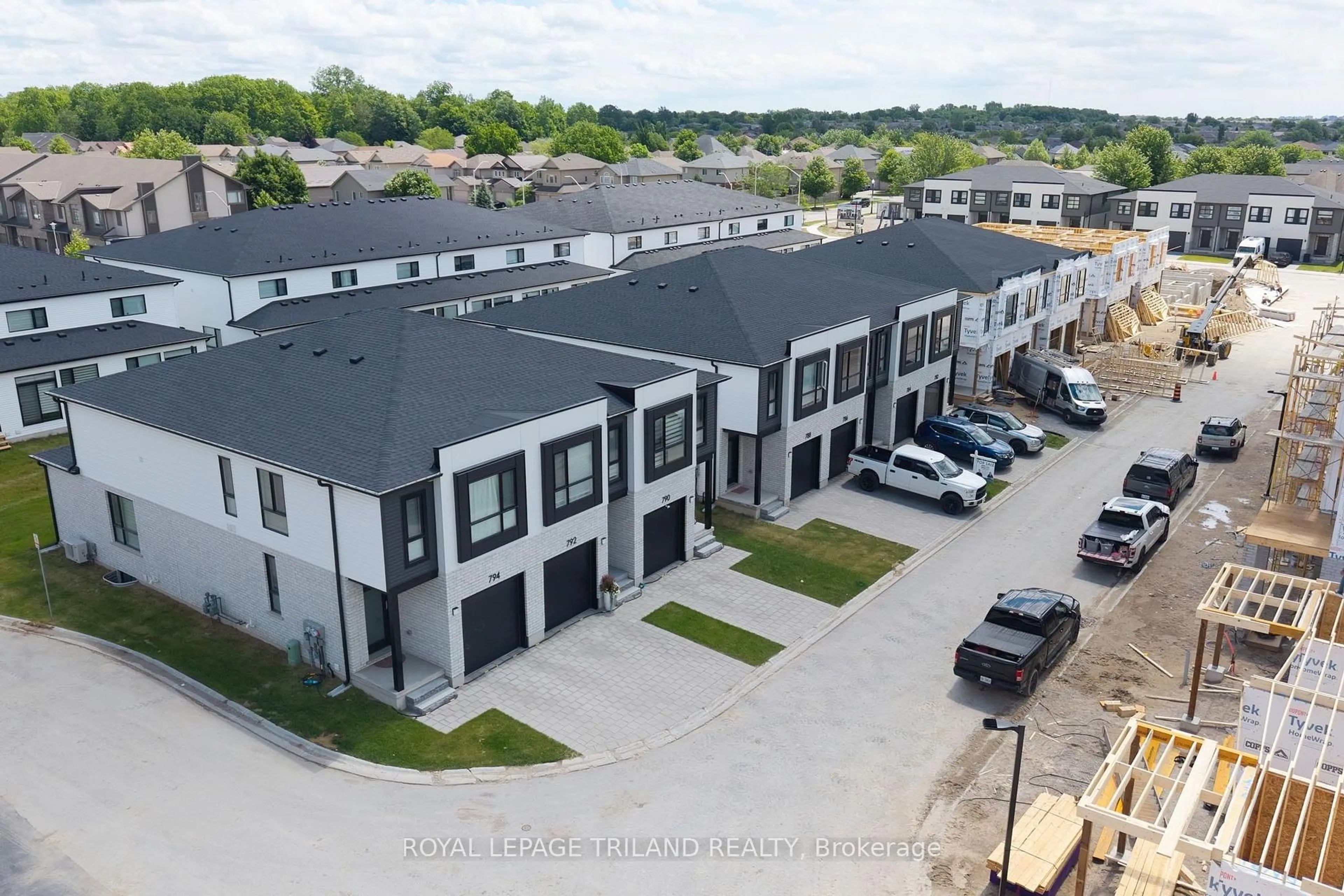 A pic from outside/outdoor area/front of a property/back of a property/a pic from drone, street for 762 Banyan Lane, London North Ontario N6G 0A6