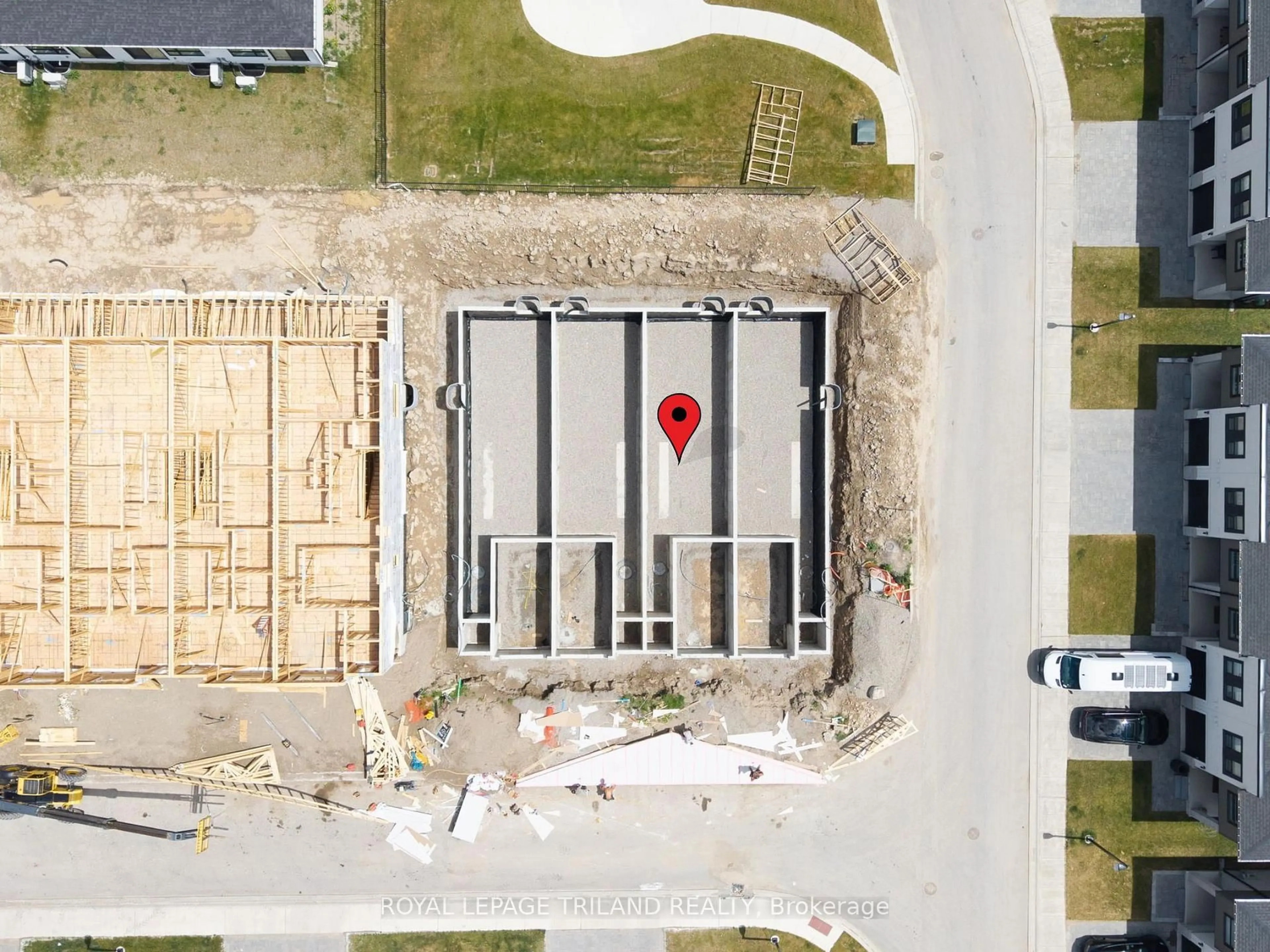 A pic from outside/outdoor area/front of a property/back of a property/a pic from drone, building for 760 Banyan Lane, London North Ontario N6G 0A6