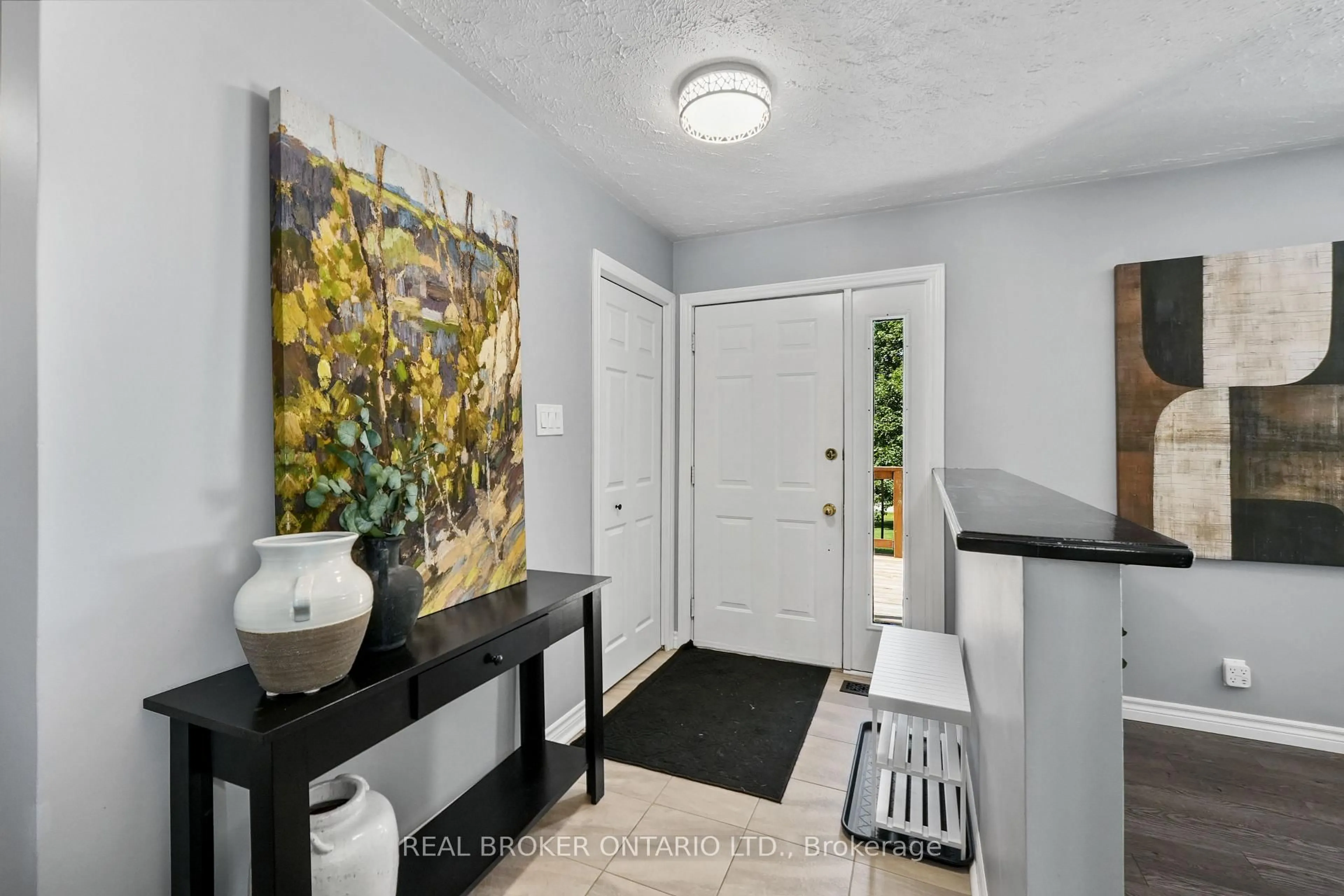 Indoor entryway for 33 Cadillac Blvd, Kawartha Lakes Ontario K0L 2W0