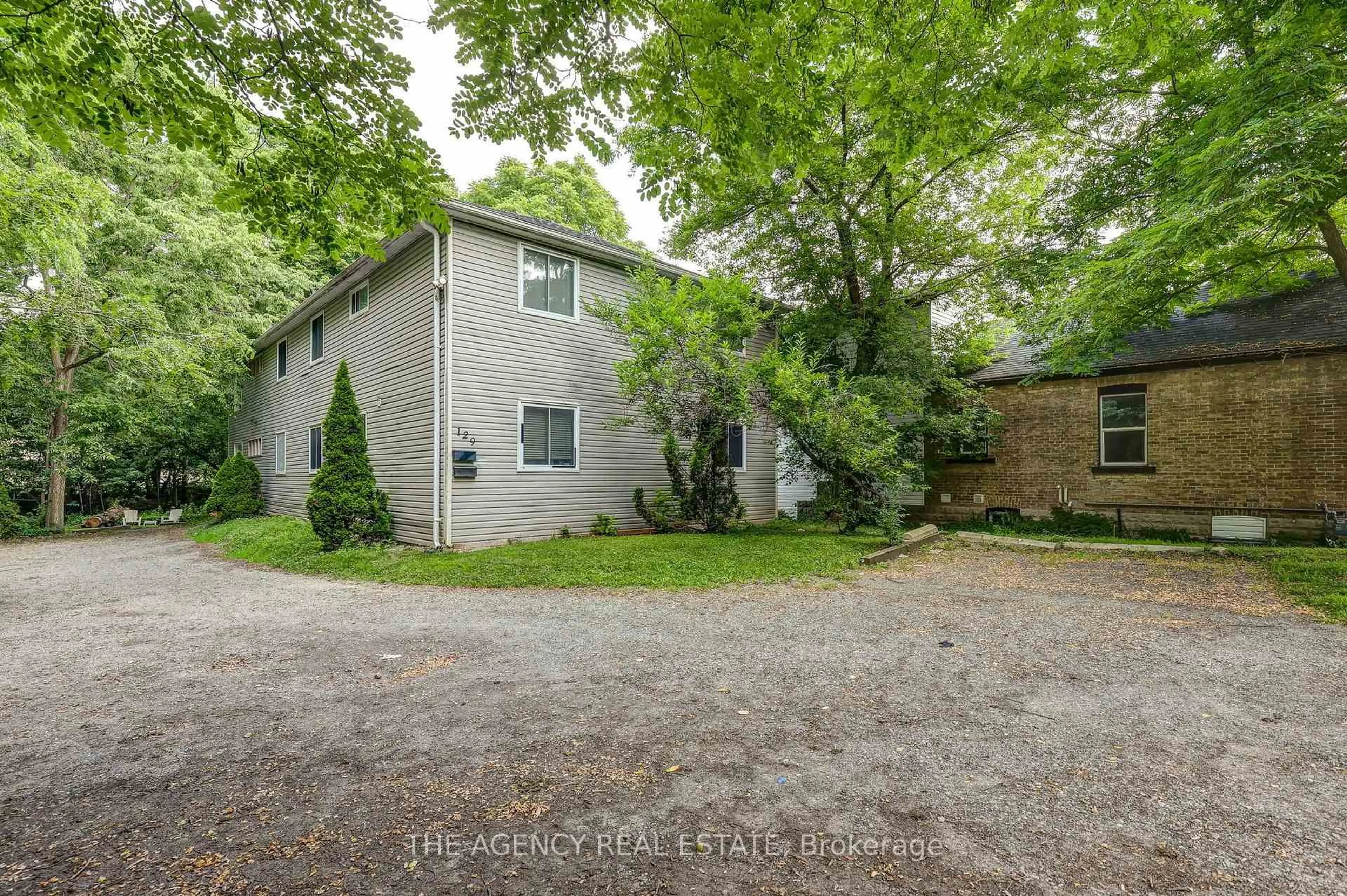 A pic from outside/outdoor area/front of a property/back of a property/a pic from drone, street for 129 Oxford St, London North Ontario N6H 1S2